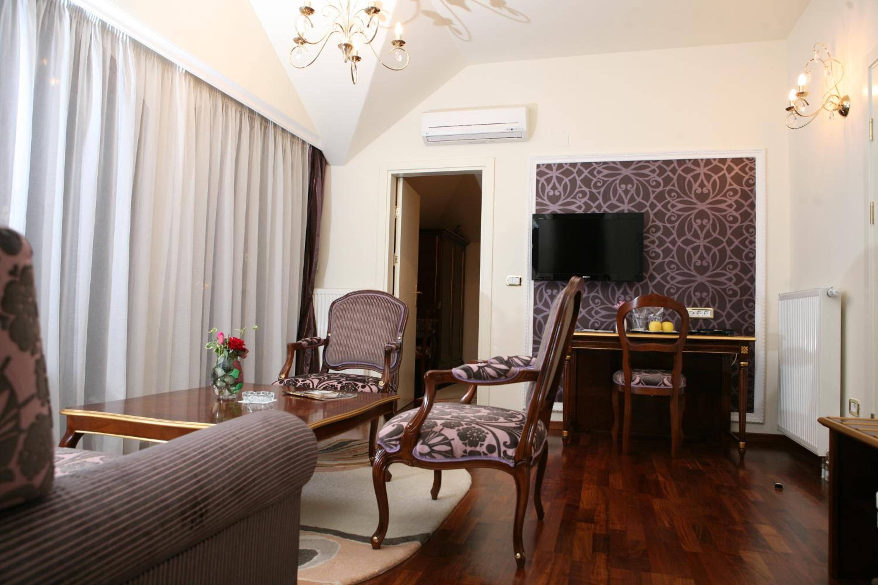 Two-Bedroom Apartment with Balcony - Photo 7