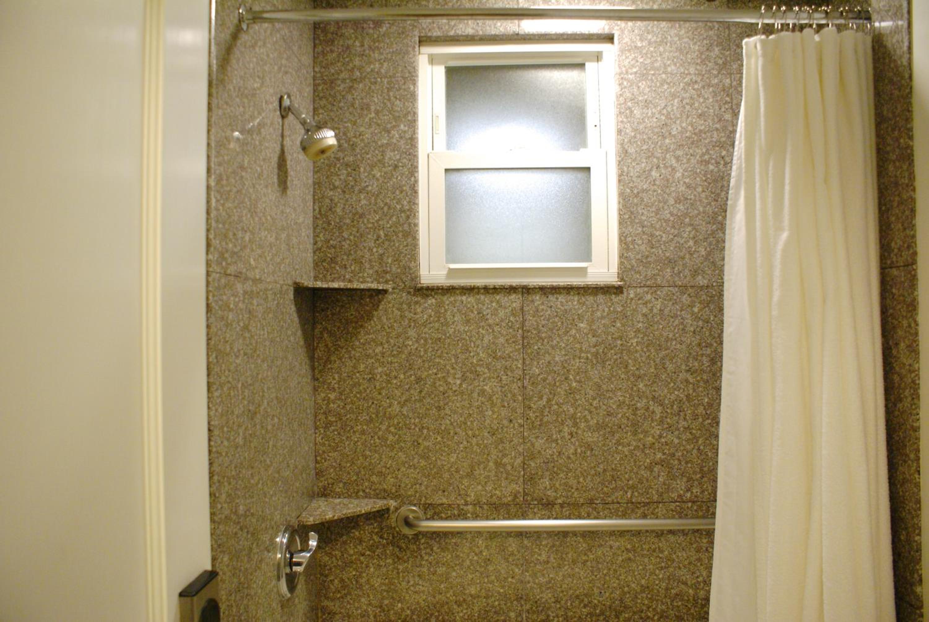 Queen Room with Shared Bath photo 3