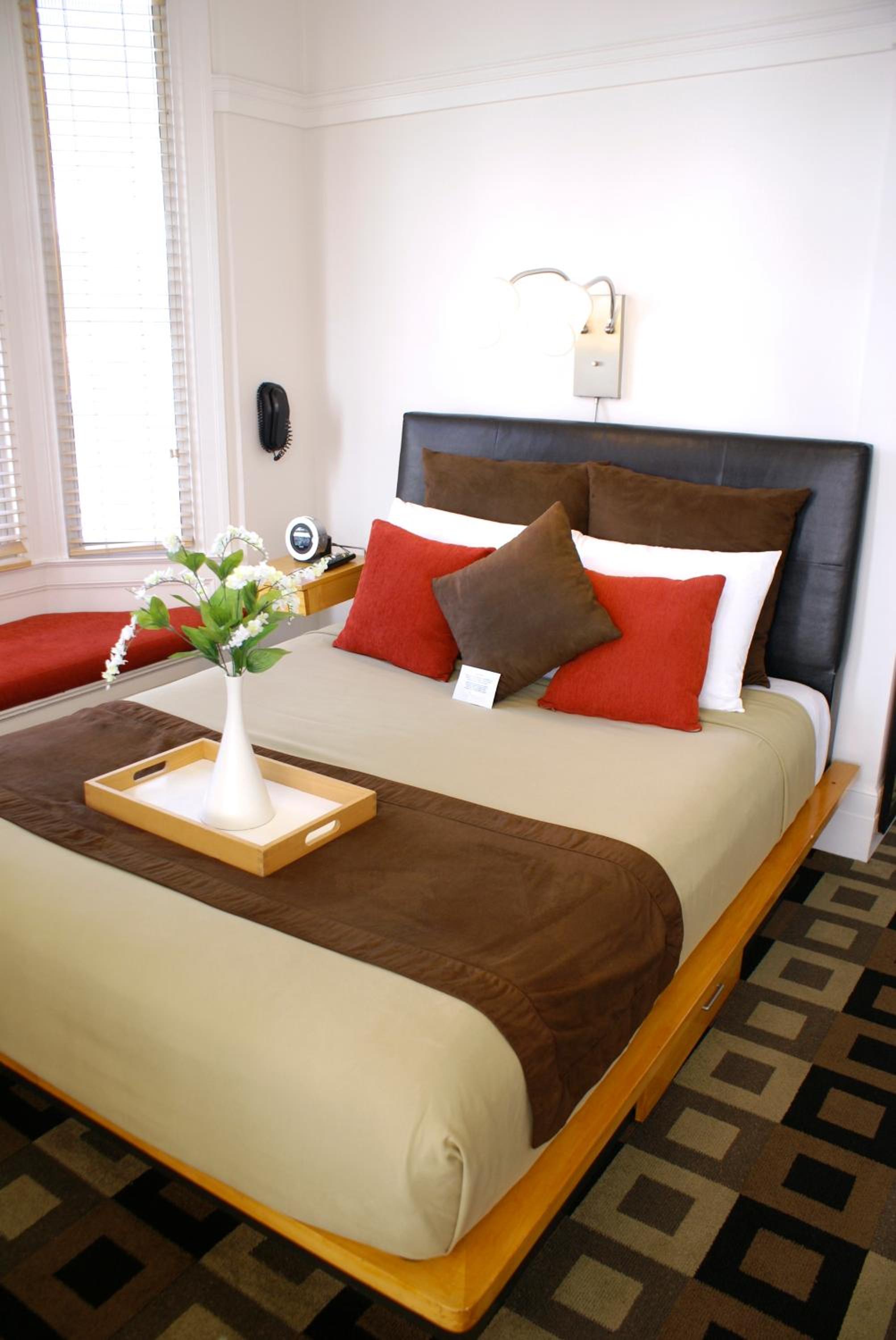 Deluxe Queen Room - Photo 2