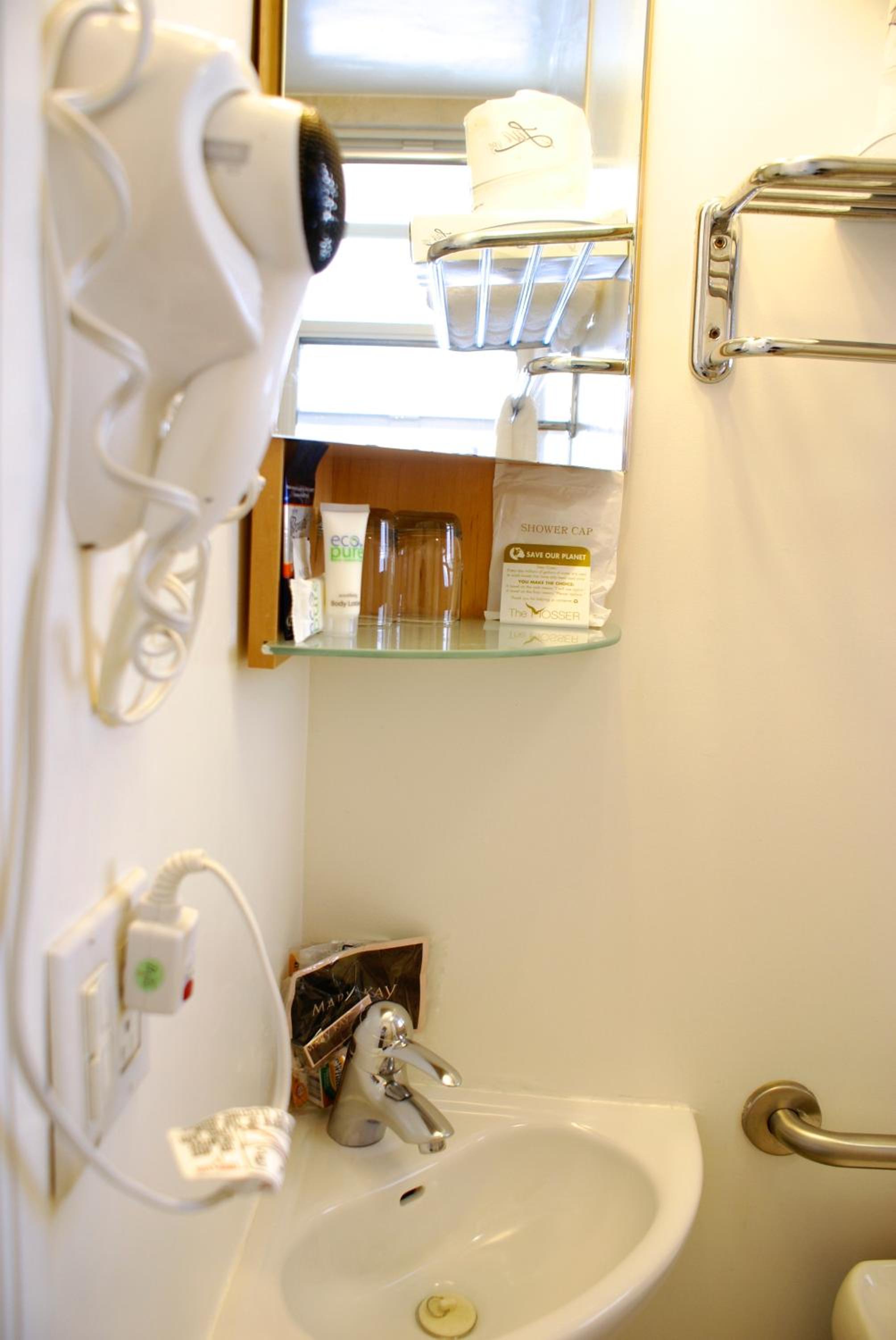 Deluxe Queen Room - Photo 5