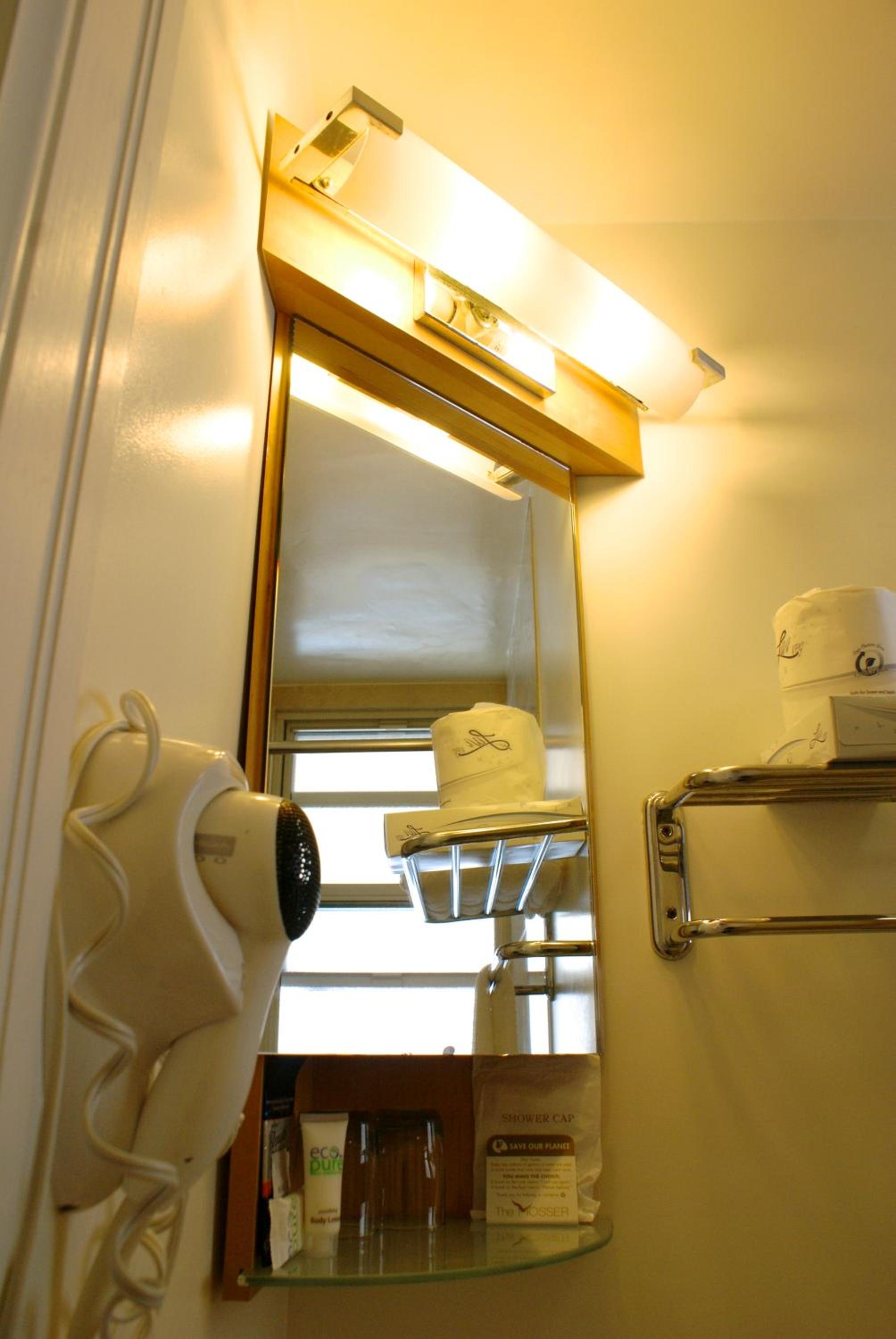 Deluxe Queen Room - Photo 4