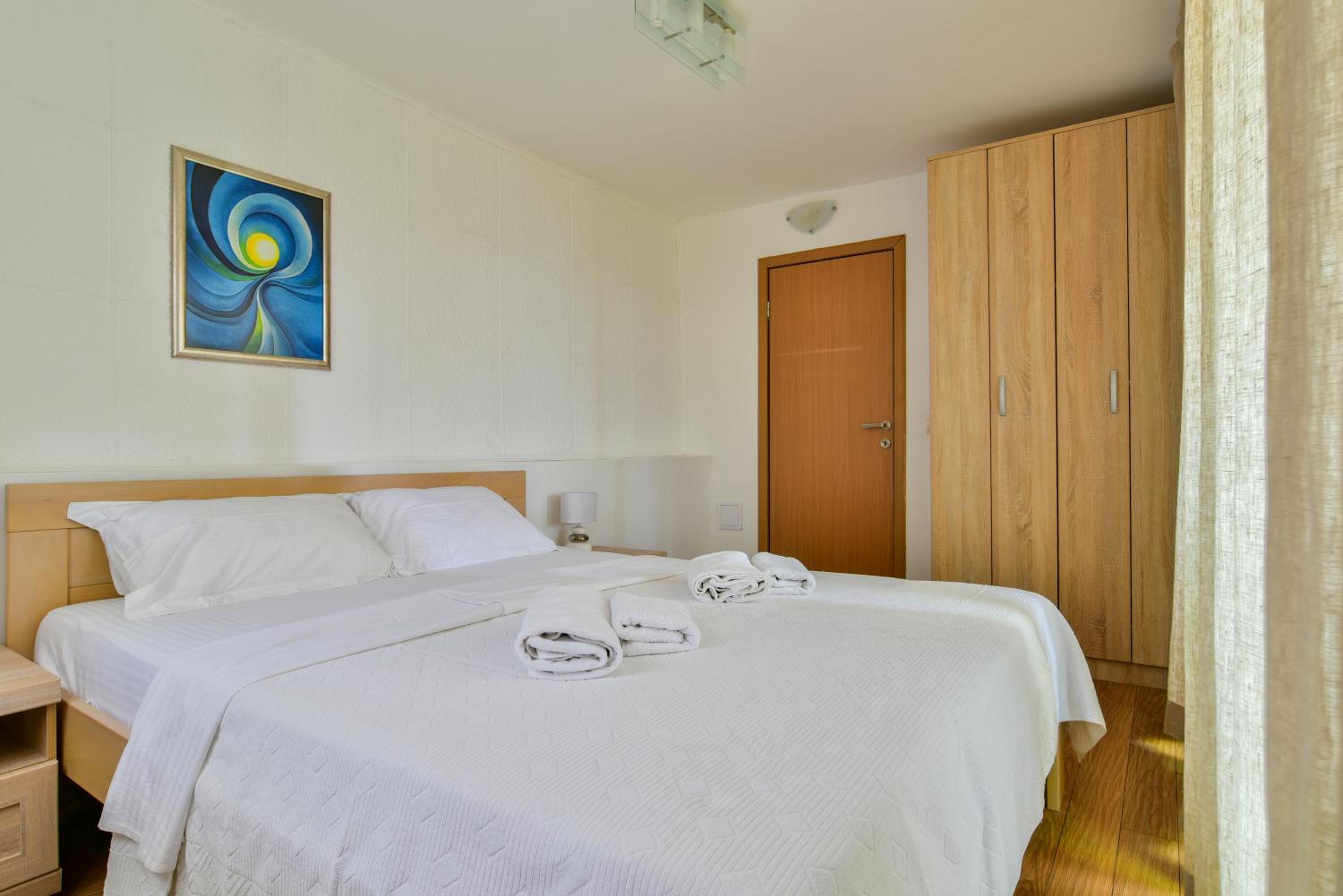 One-Bedroom Apartment with Balcony - Photo 4