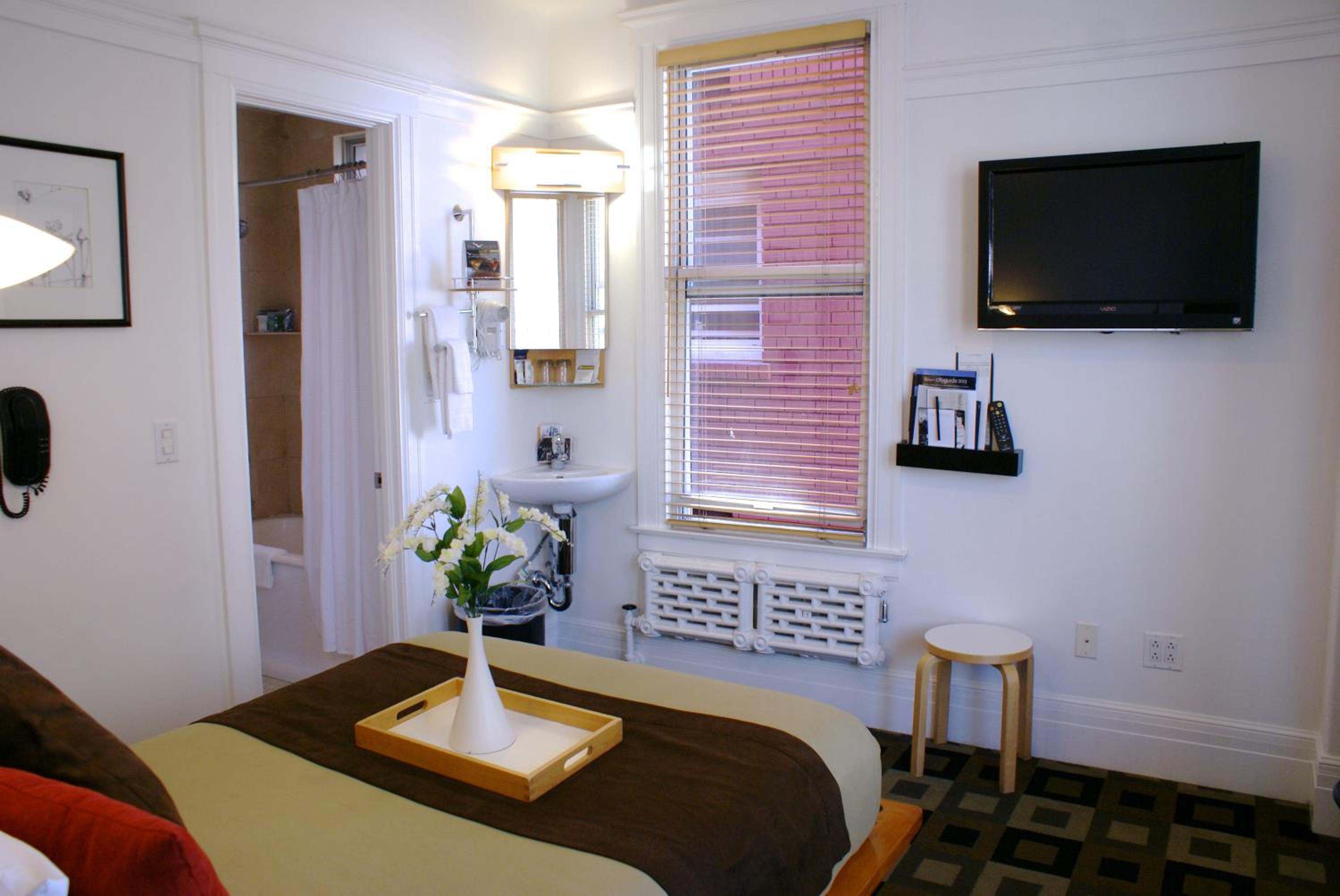 Double Room with Shared Bathroom photo 2