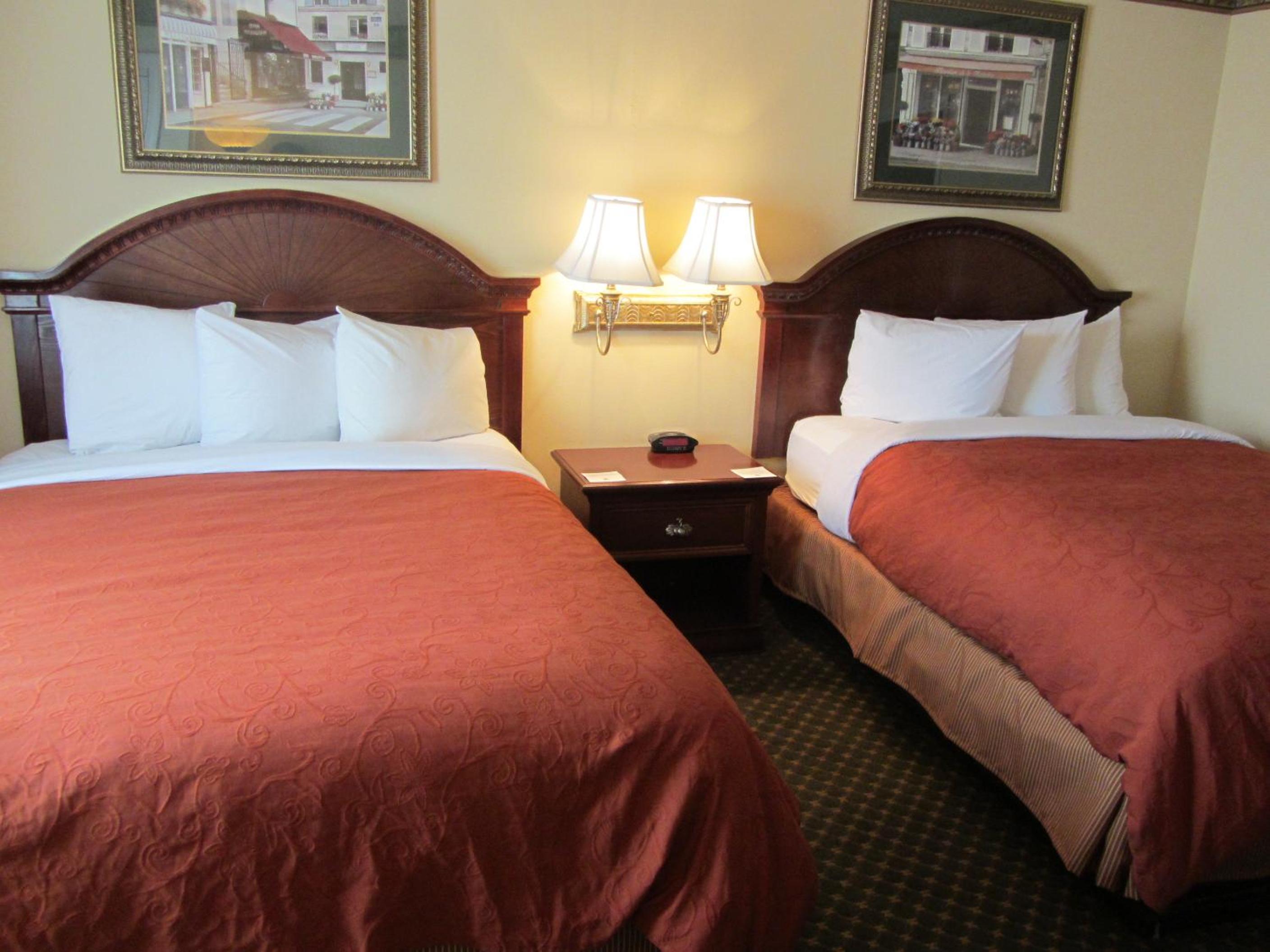 One-Bedroom Queen Suite with Roll-In Shower - Disability Access photo 3