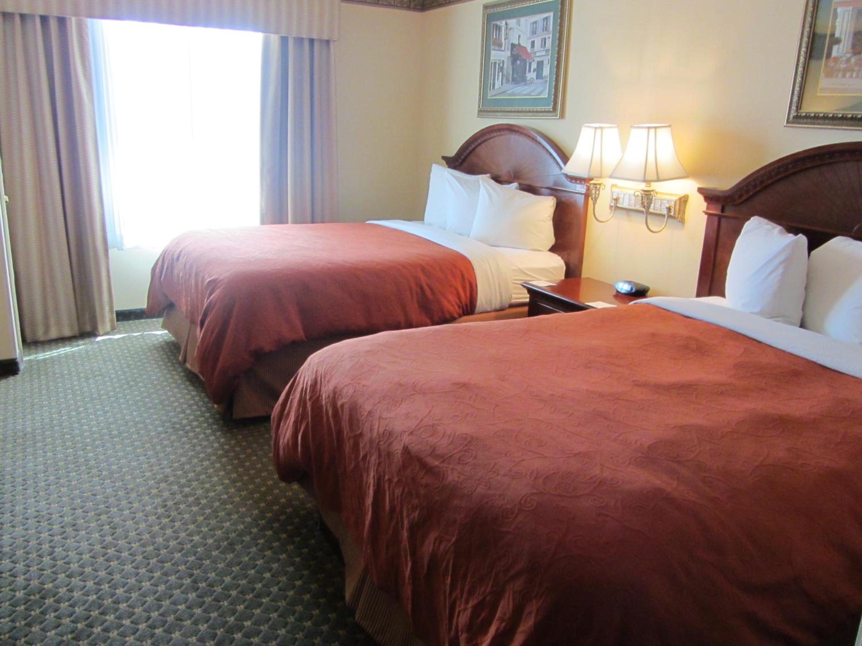 One-Bedroom Queen Suite with Roll-In Shower - Disability Access photo 2