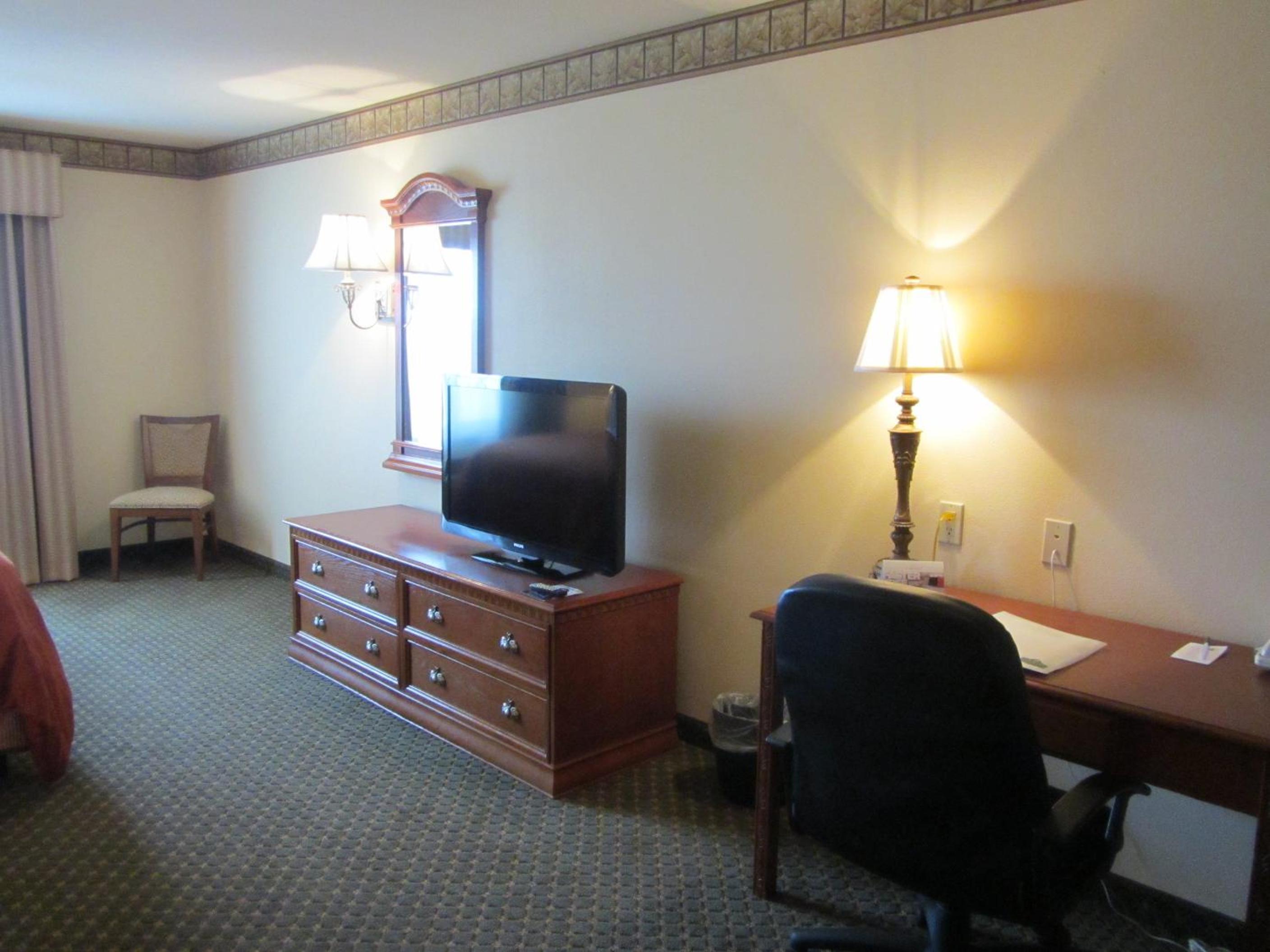 One-Bedroom Queen Suite with Roll-In Shower - Disability Access photo 1