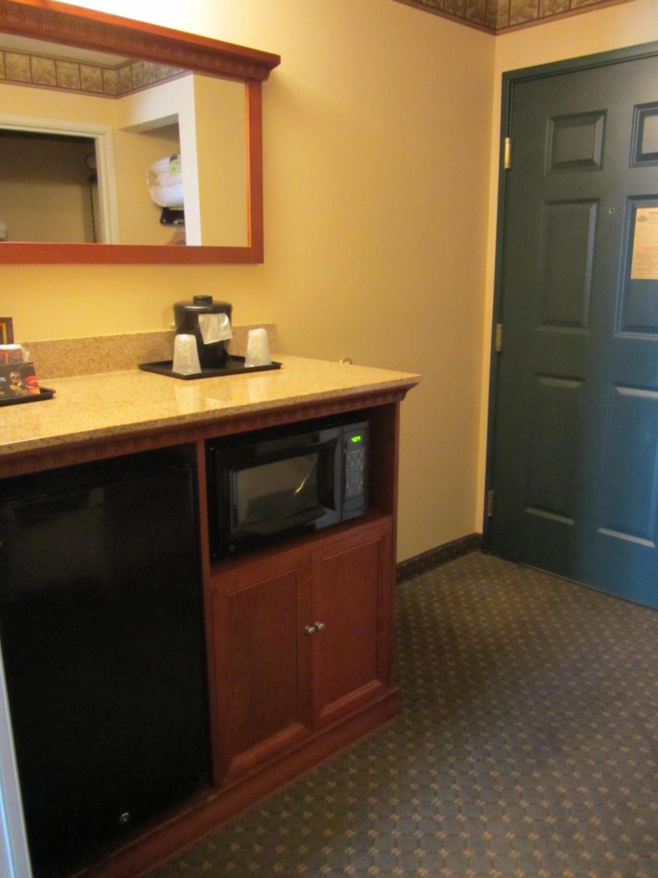 Queen Room with Two Queen Beds - Disability Access photo 2