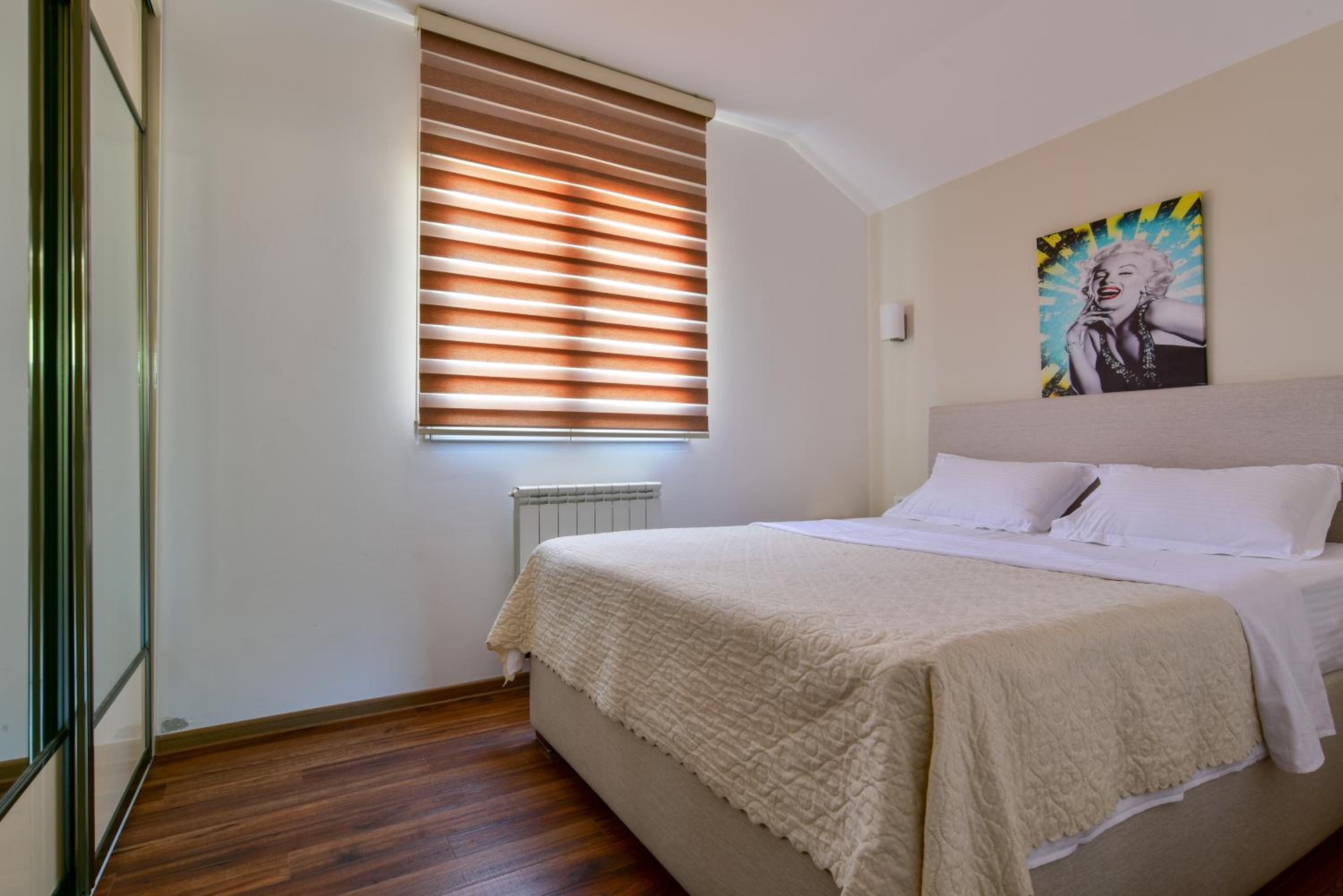Two-Bedroom Apartment with Sea View - Photo 4