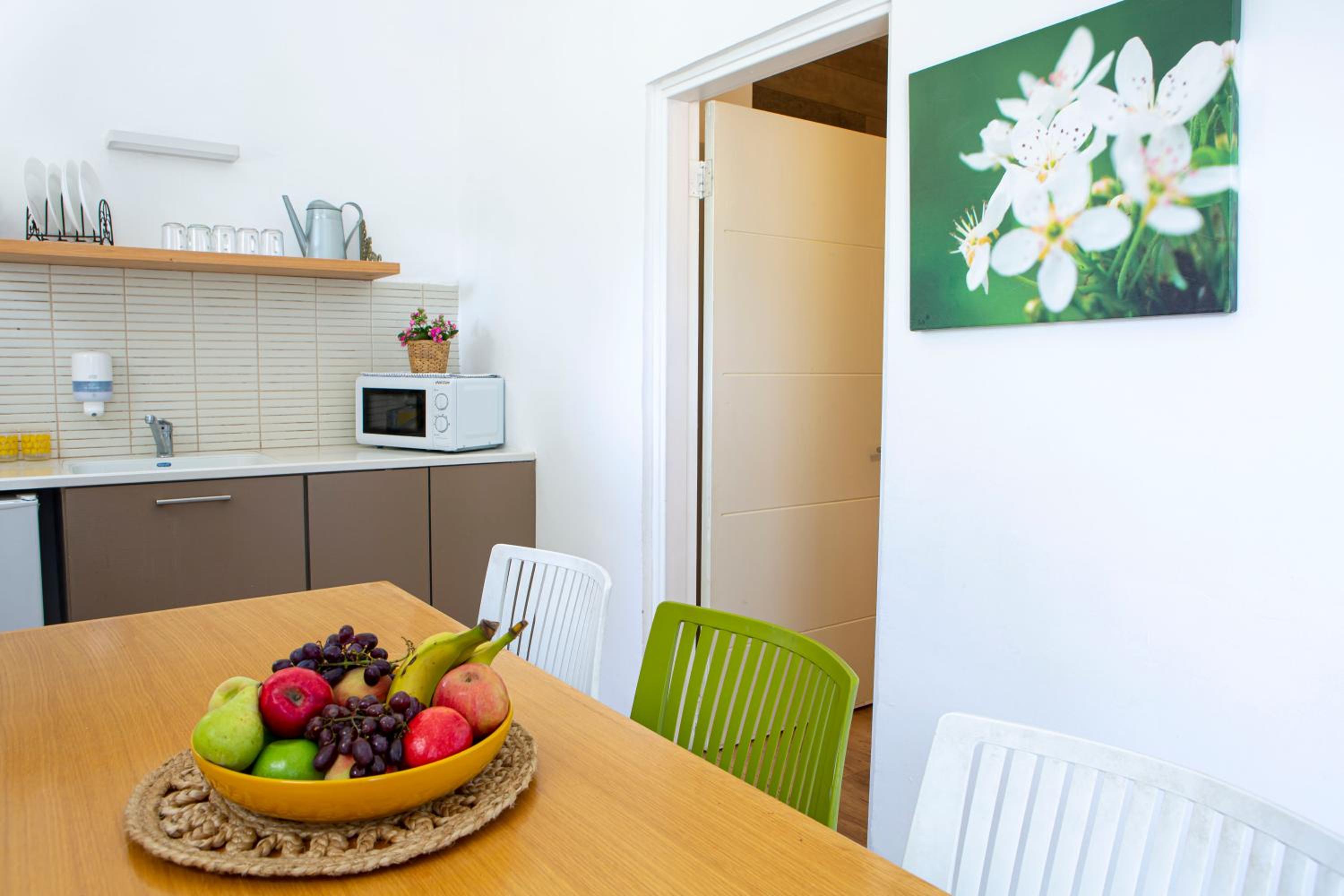 Large Family Two-Bedrooms with Garden Access - Photo 6