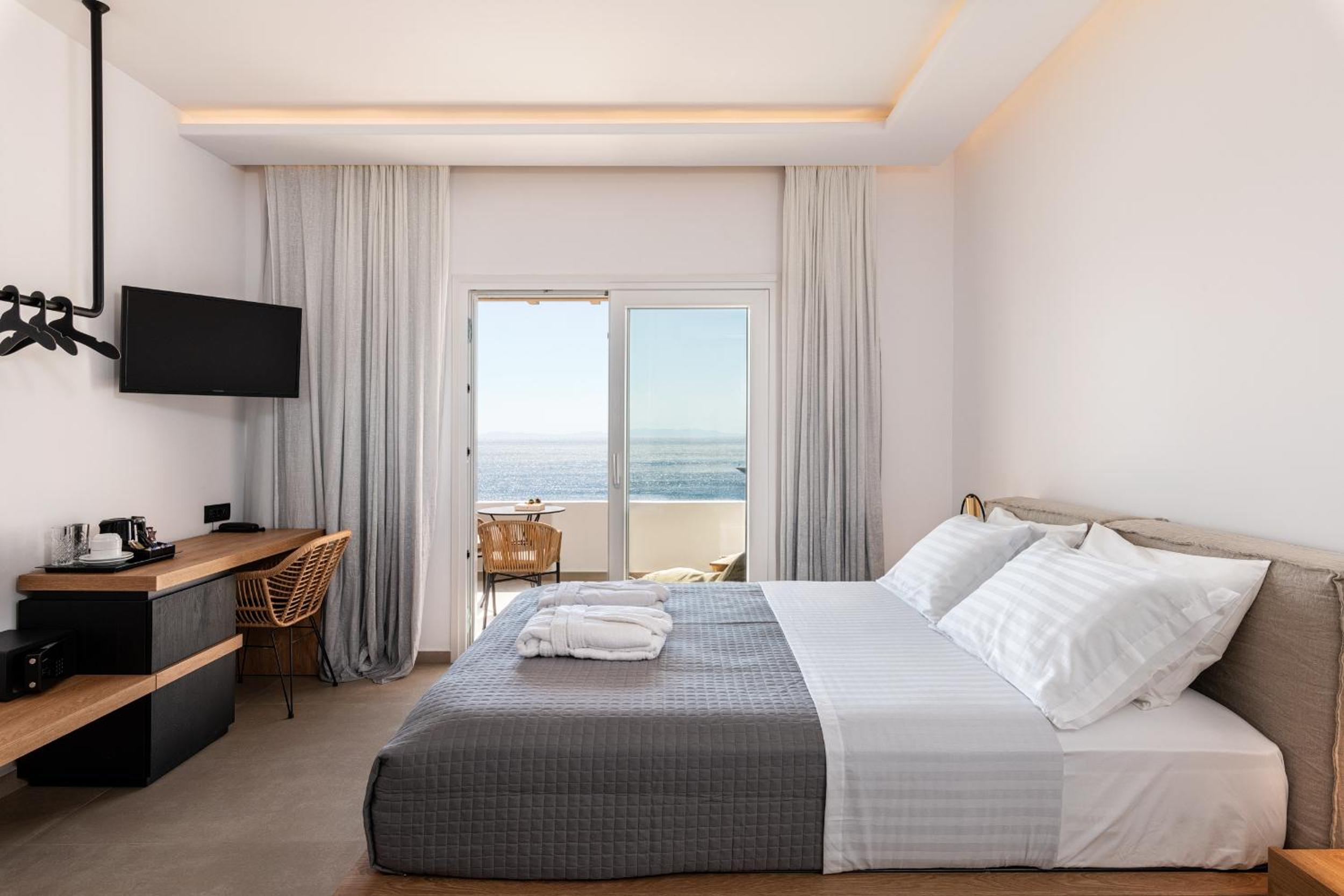 Deluxe Double Room with Sea View - Photo 10