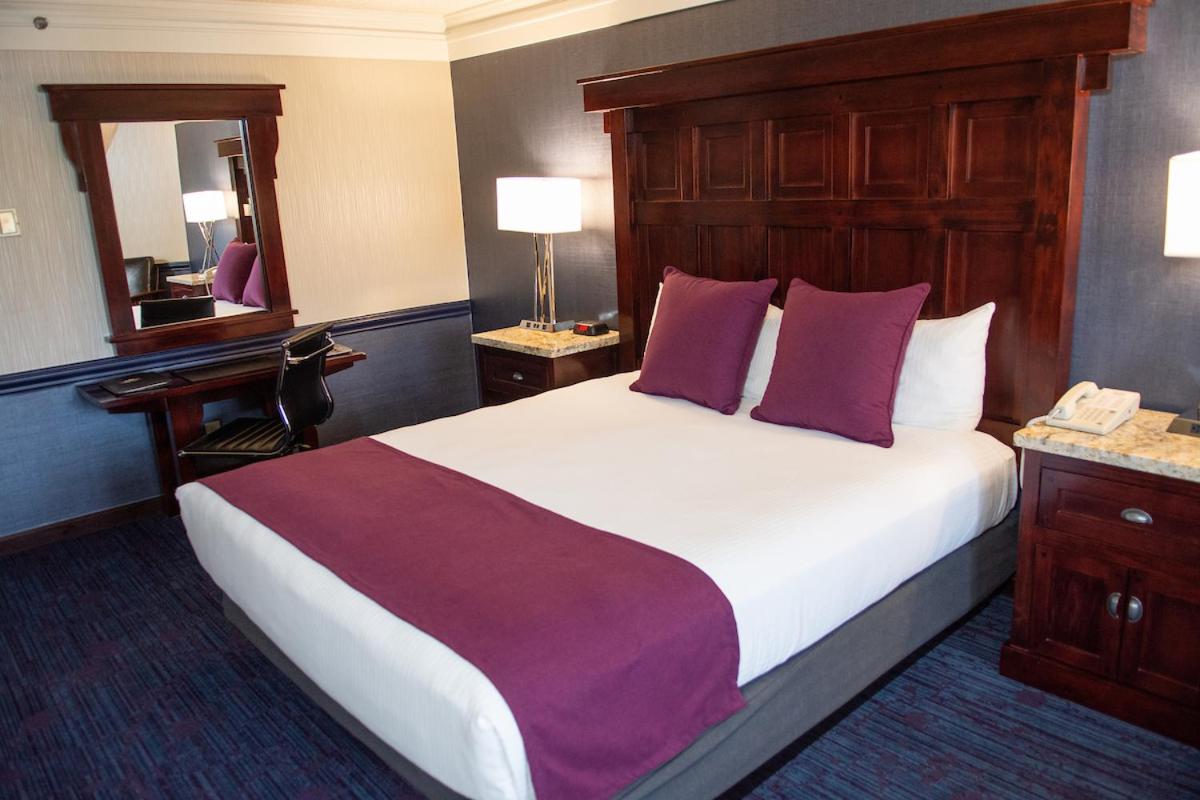 Deluxe King Room - Non-Smoking photo 3
