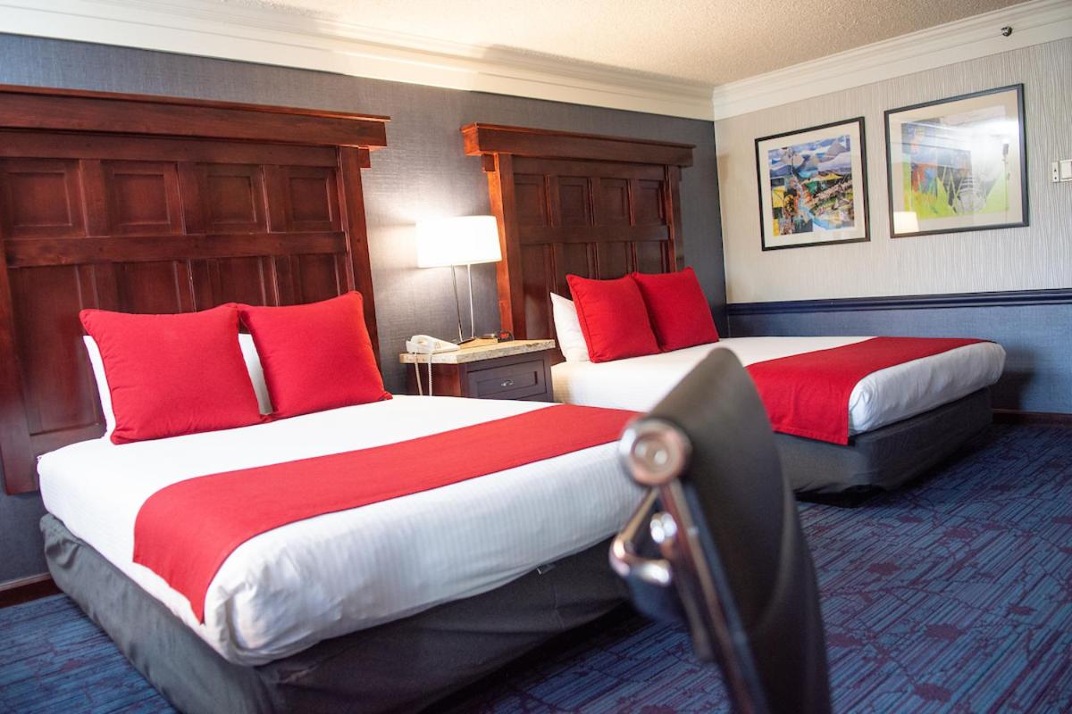 Deluxe Queen Room with Two Queen Beds - Non-Smoking photo 2