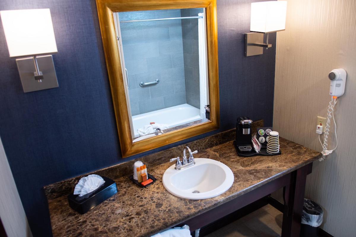 Deluxe King Room - Non-Smoking photo 2