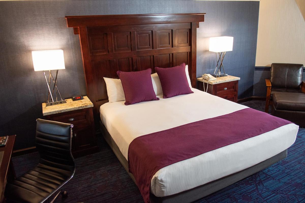 Deluxe King Room - Non-Smoking photo 1