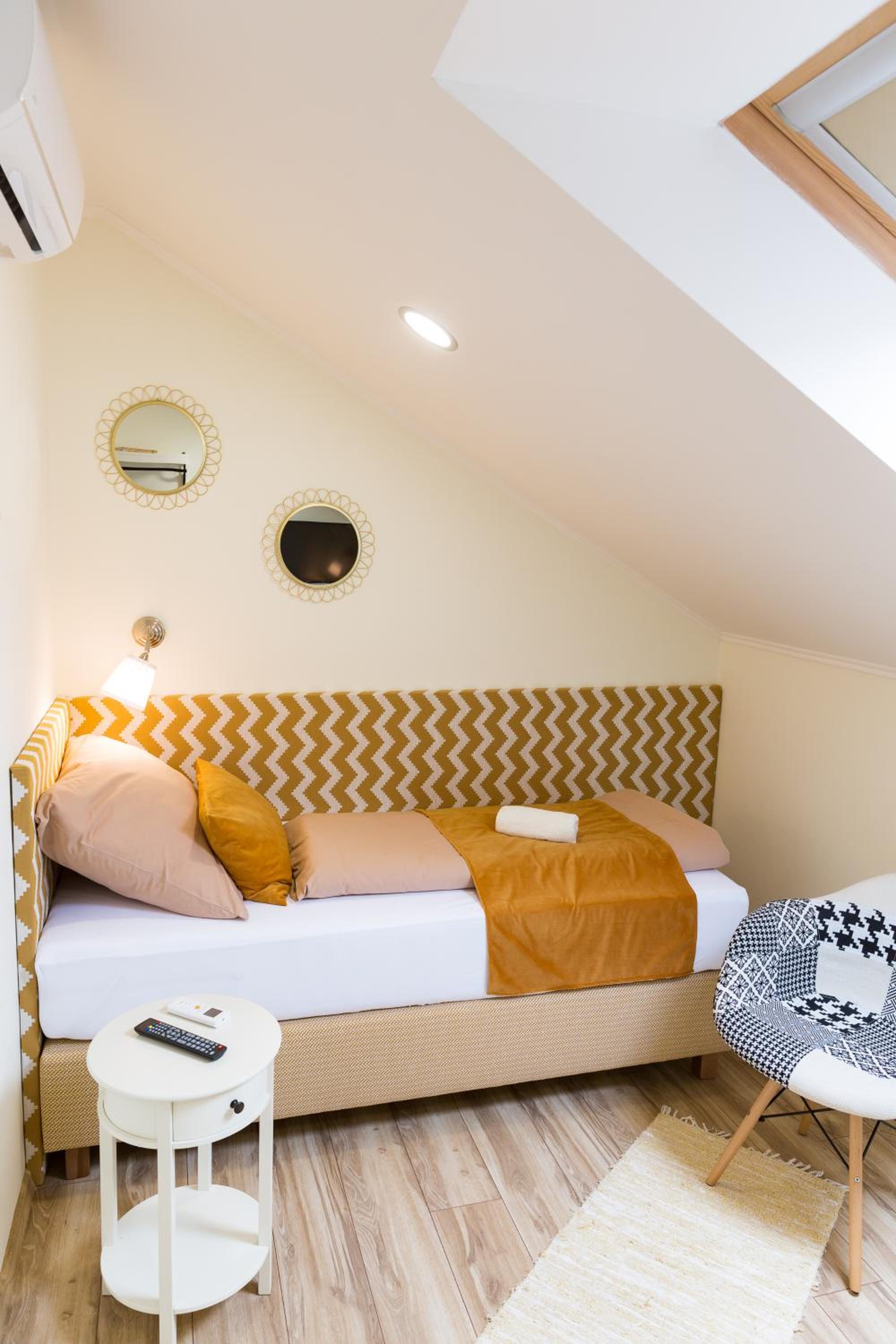 Double or Twin Room with View - Photo 1