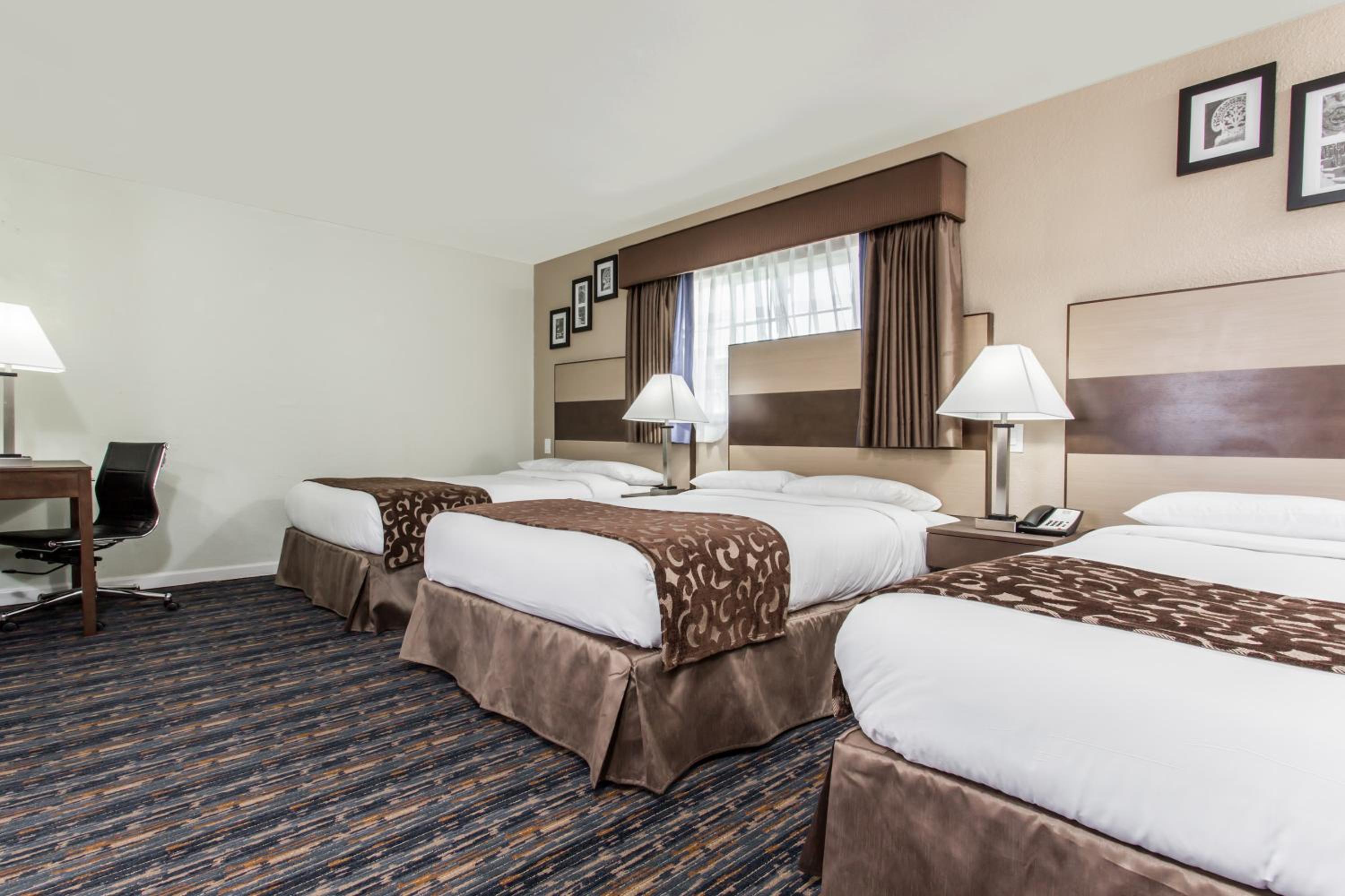 Double Room With Three Double Beds - Non-Smoking photo 1