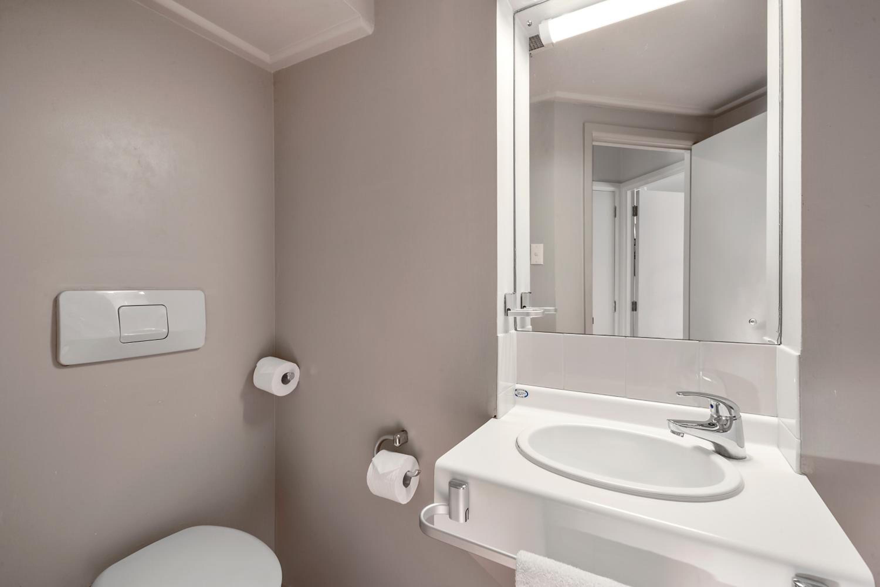 Three-Bedroom Suite with Lake View - Photo 8