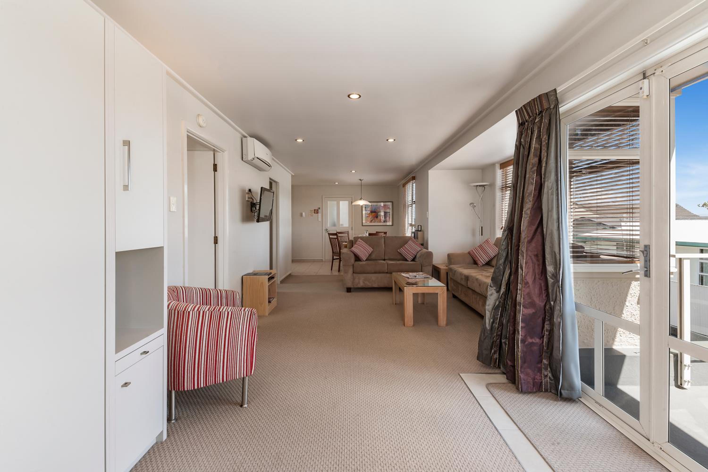 Large One-Bedroom Suite - Photo 4
