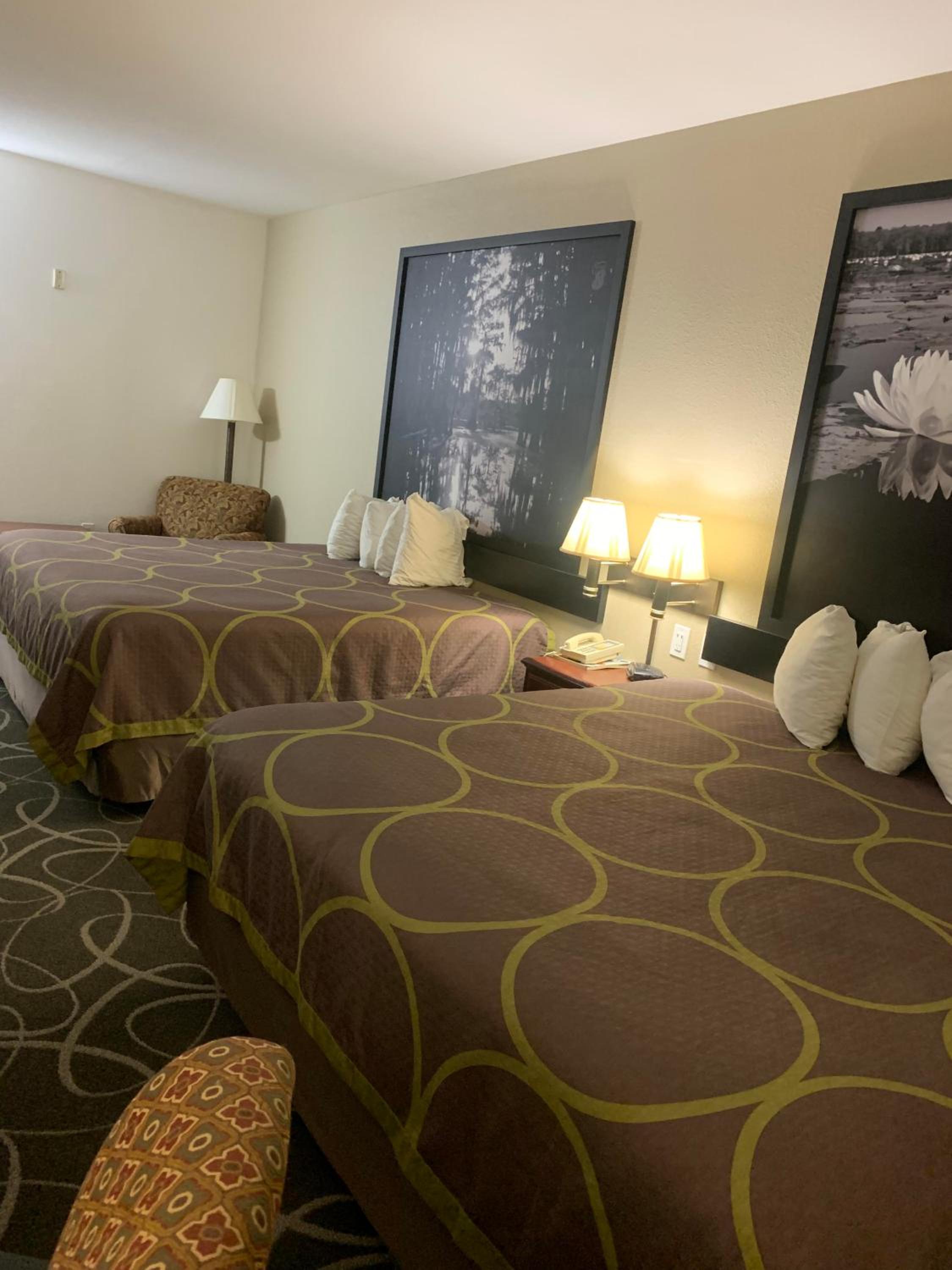 Queen Room with Two Queen Beds - Smoking - Photo 2