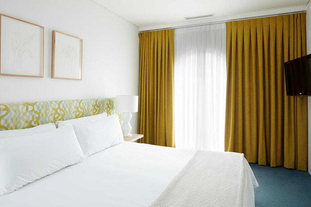 King Suite with Side View