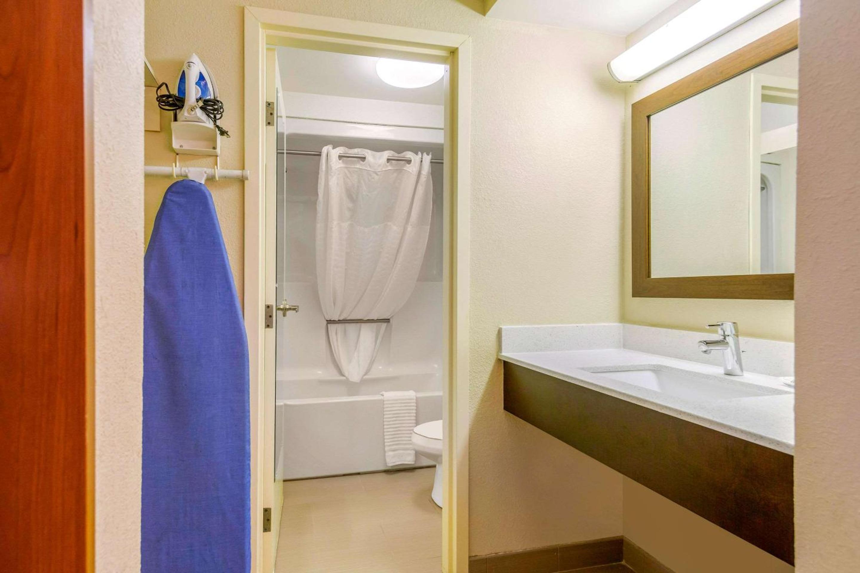 King Suite - Non-Smoking - Photo 4