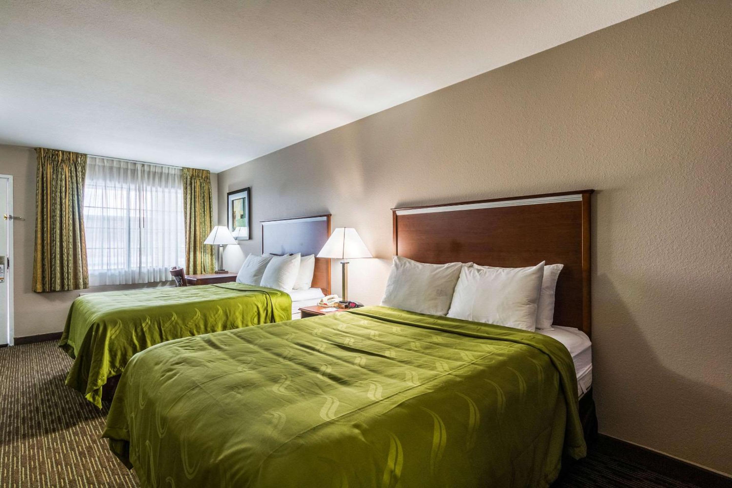 Queen Room with Two Queen Beds - Non-Smoking/Upper Floor - Photo 4
