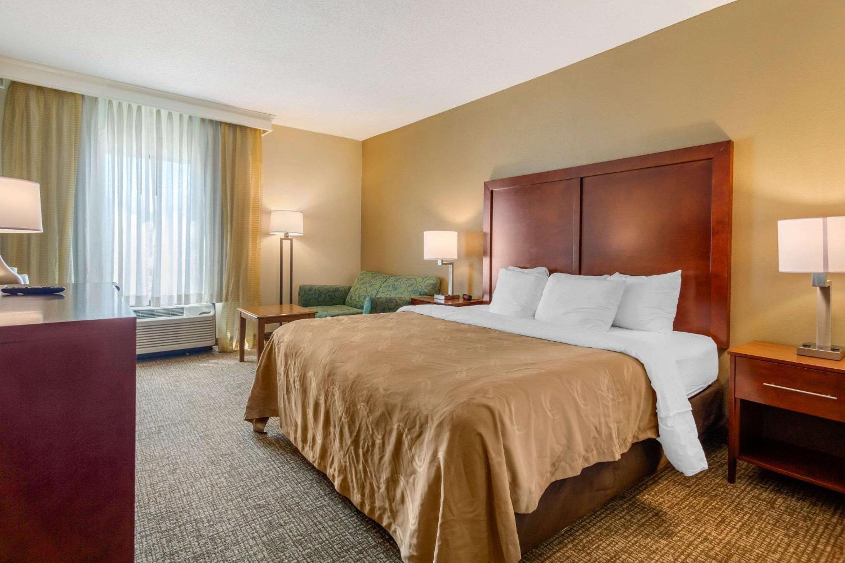 King Room with Roll-In Shower - Accessible/Non-Smoking photo 1