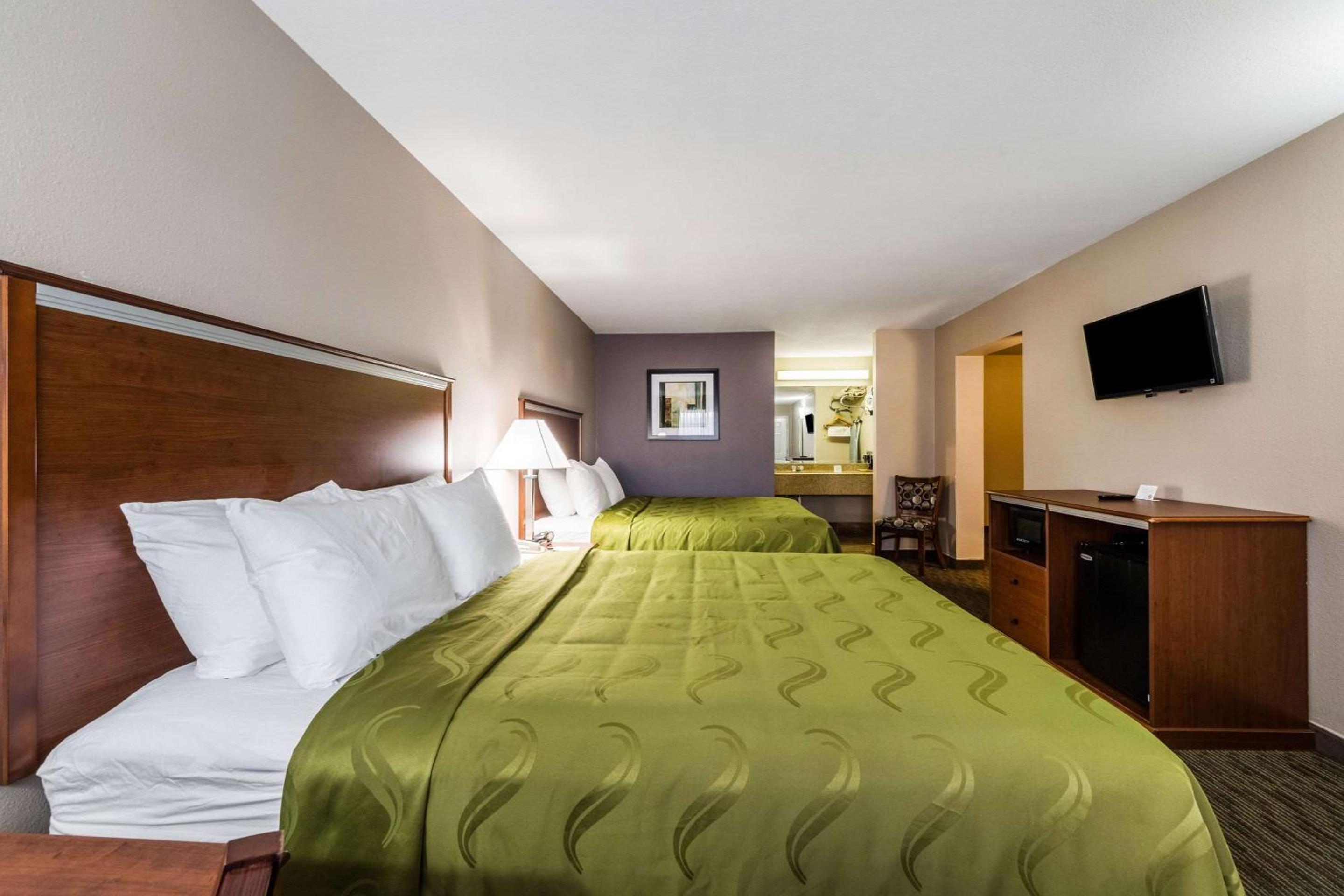 Queen Room with Two Queen Beds - Non-Smoking/Upper Floor - Photo 3