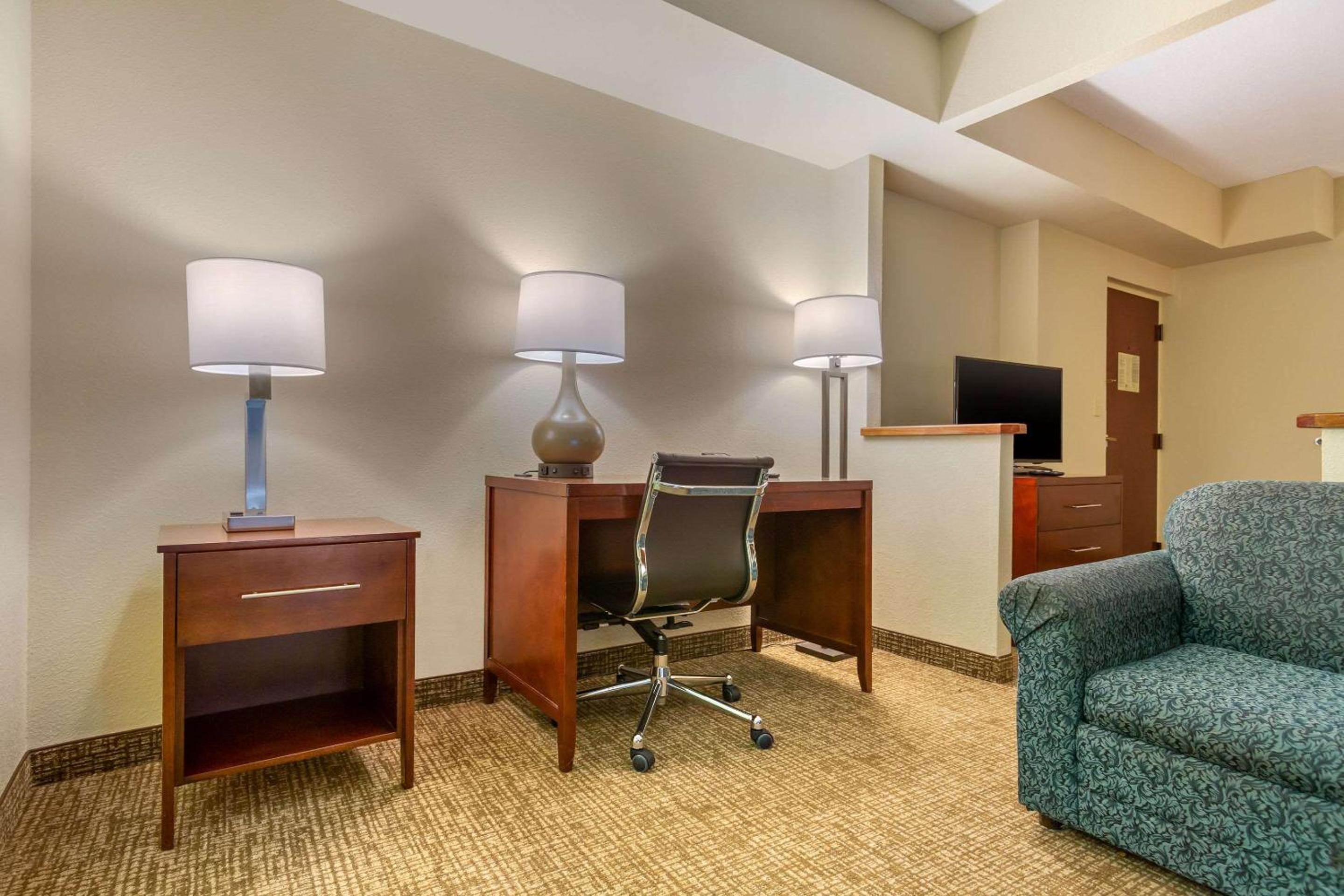 King Suite - Non-Smoking - Photo 5