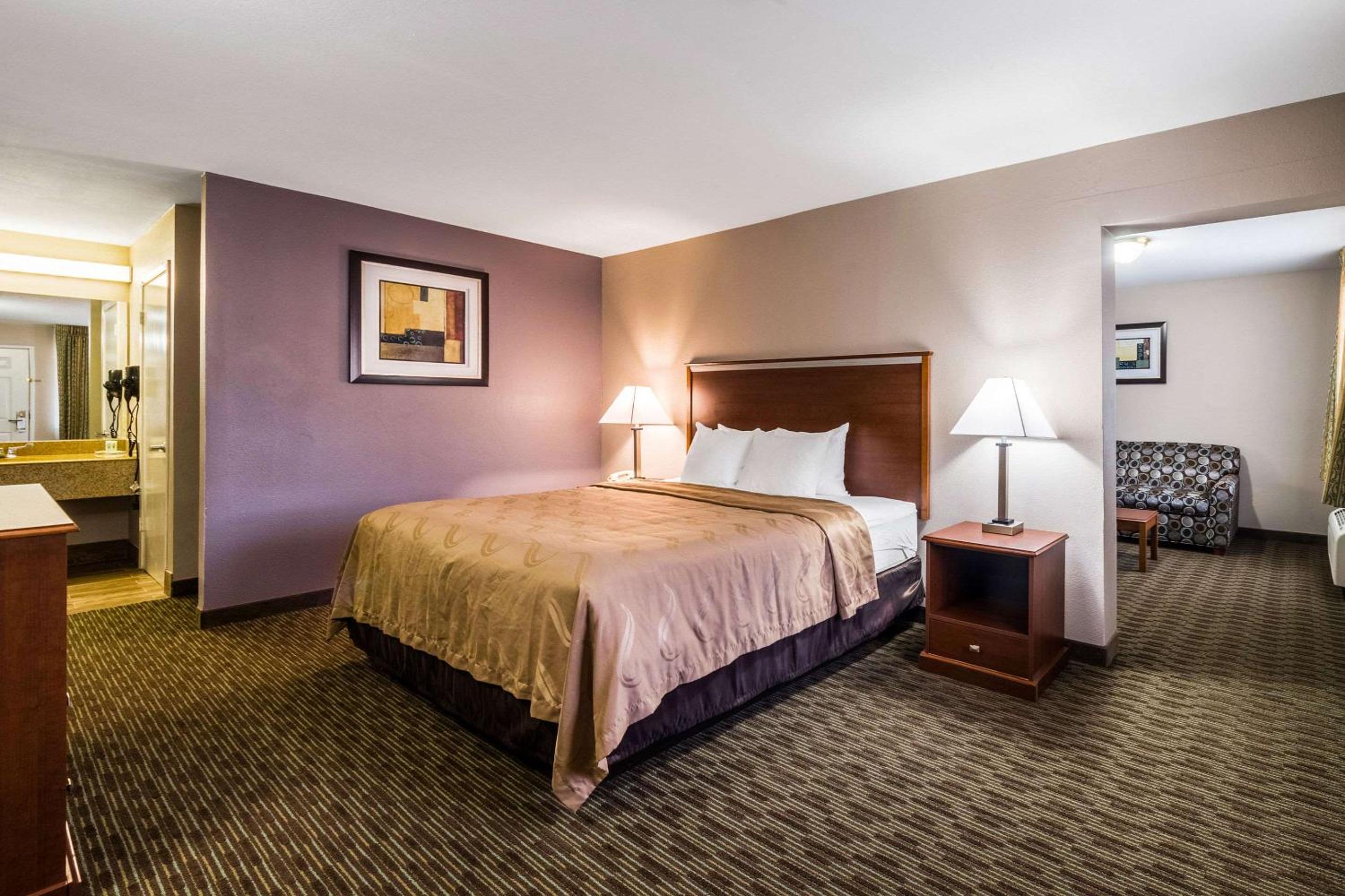 King Room - Non-Smoking/Upper Floor - Photo 4