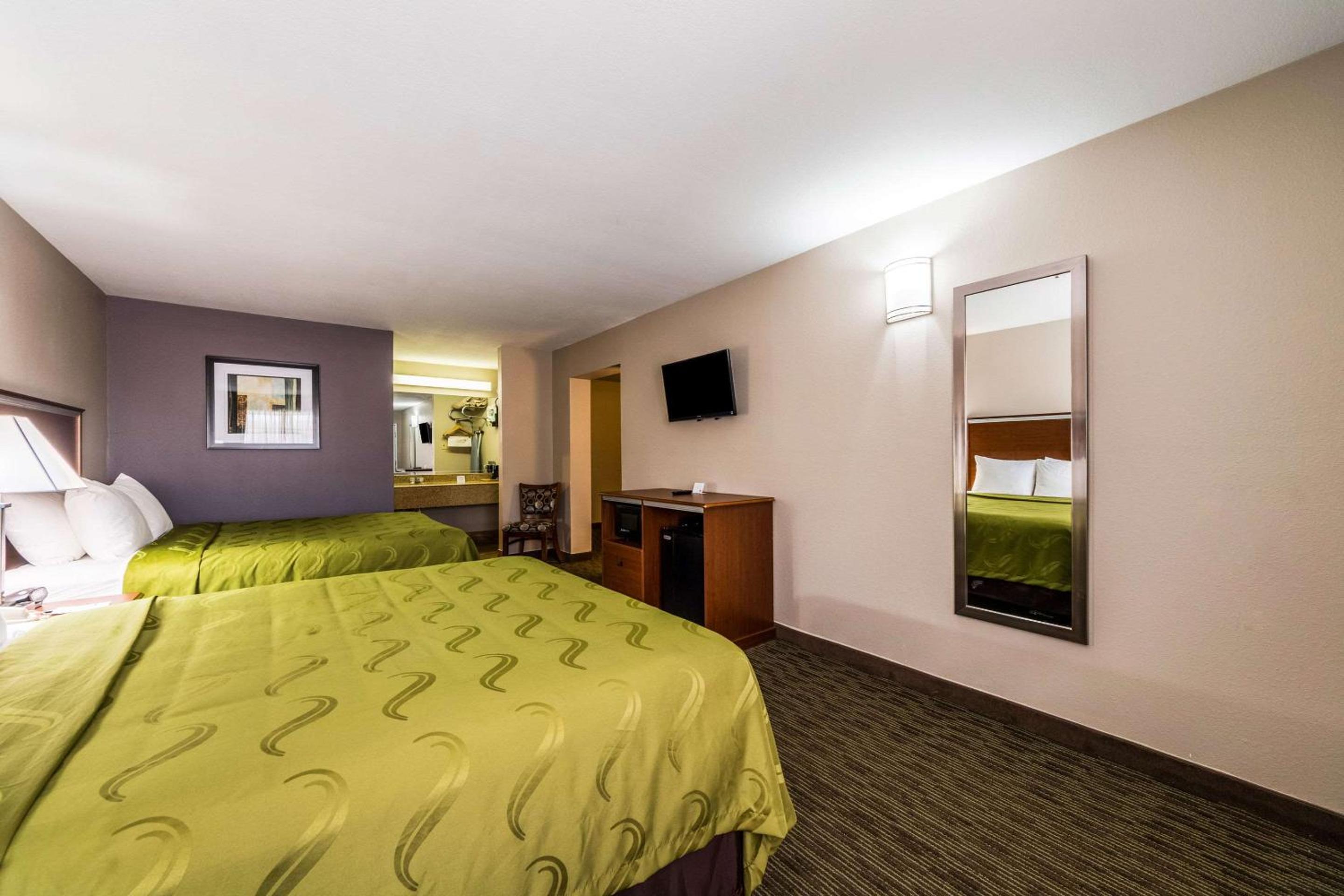 Queen Room with Two Queen Beds - Non-Smoking/Upper Floor - Photo 6