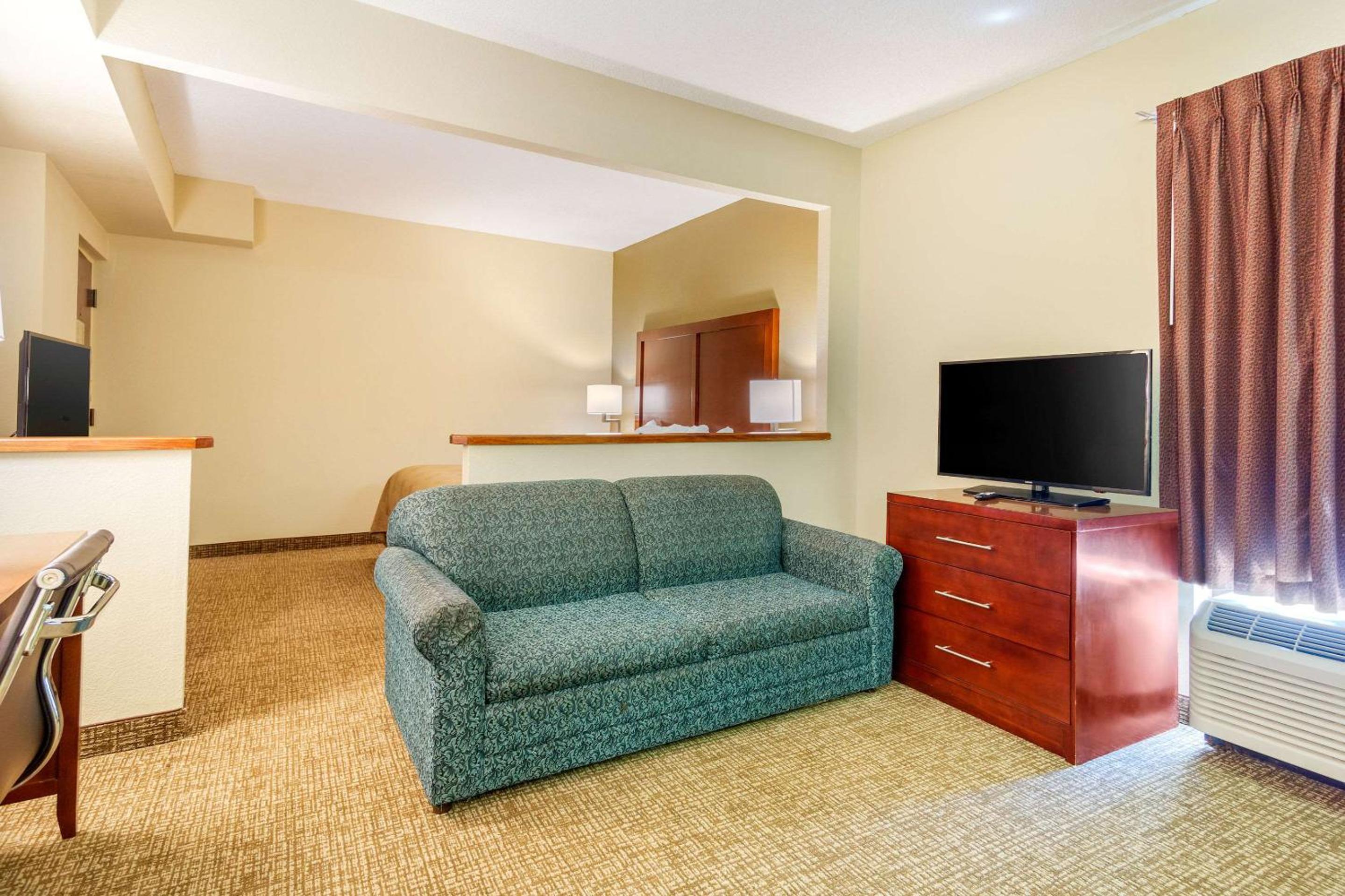 King Suite - Non-Smoking - Photo 2