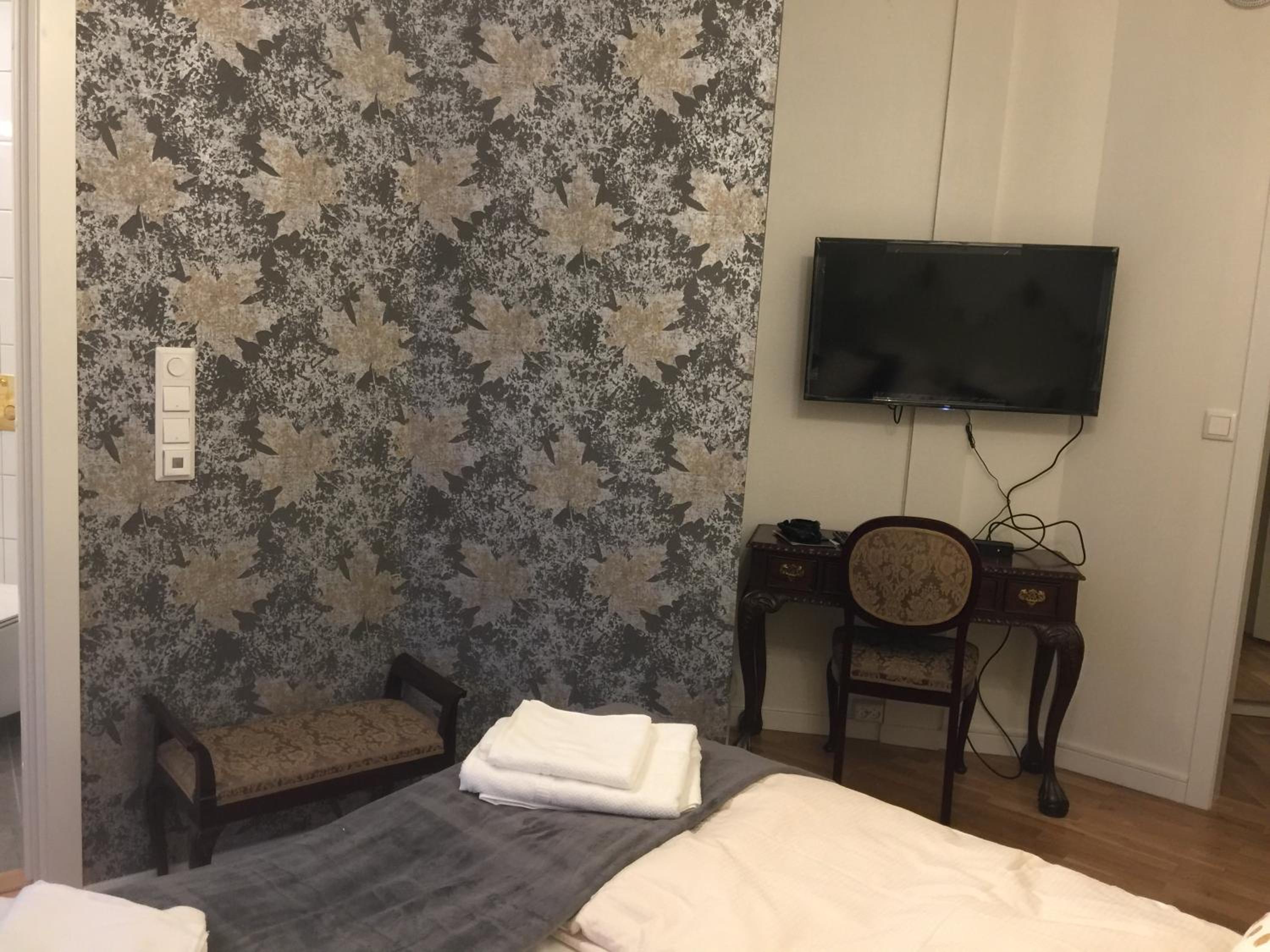 Deluxe Double or Twin Room with City View - Photo 10