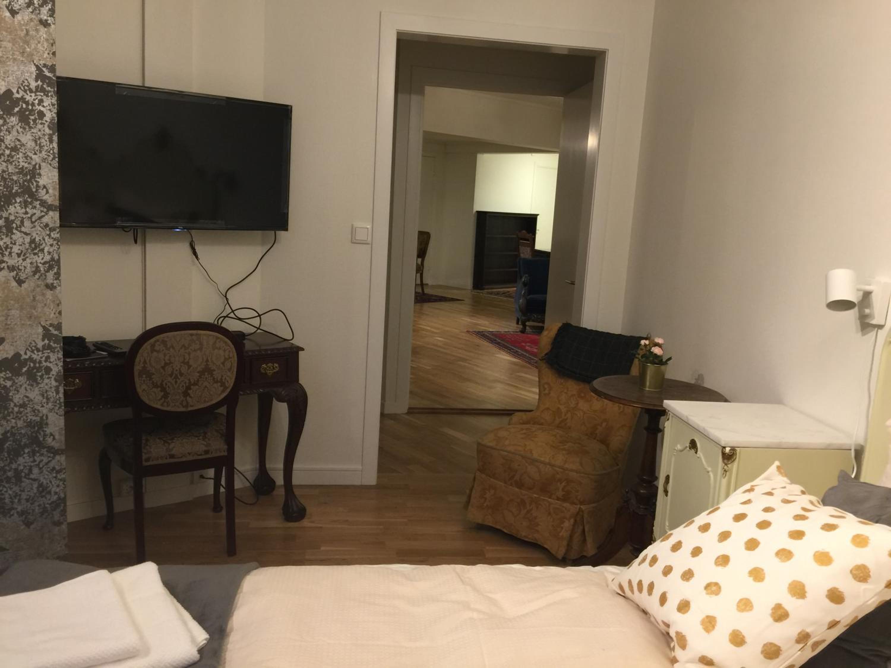 Deluxe Double or Twin Room with City View - Photo 11