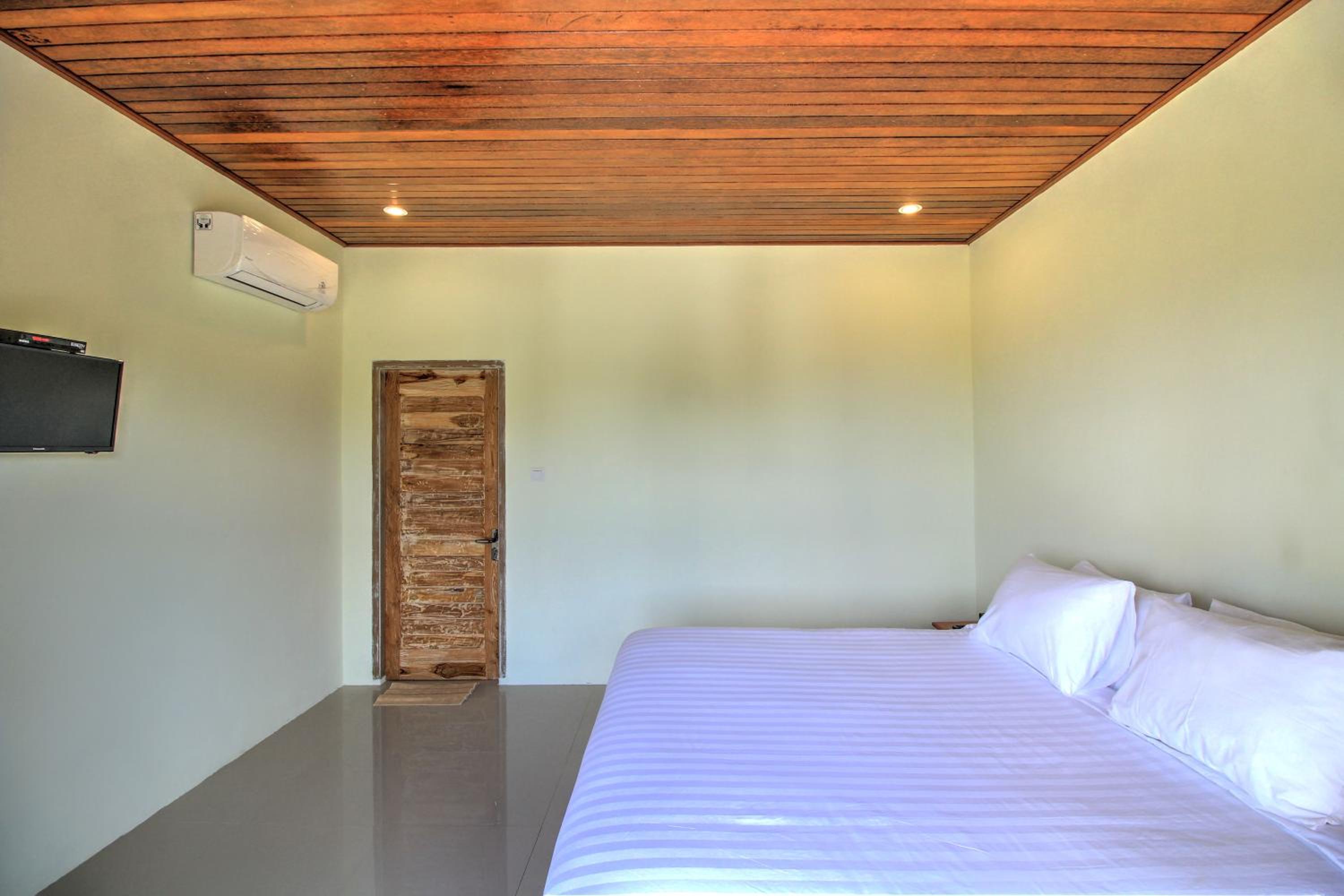 Bungalow with Garden View - Photo 11