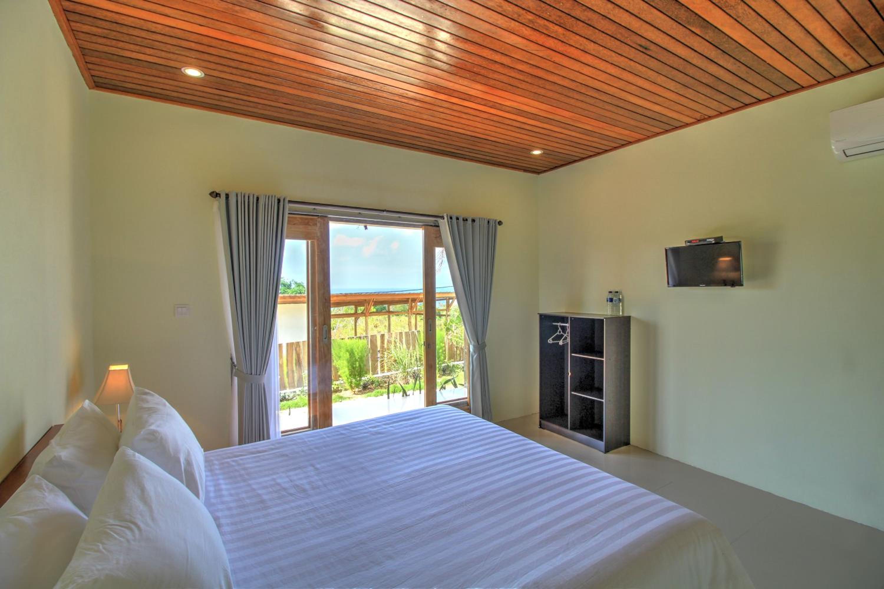 Bungalow with Garden View - Photo 9