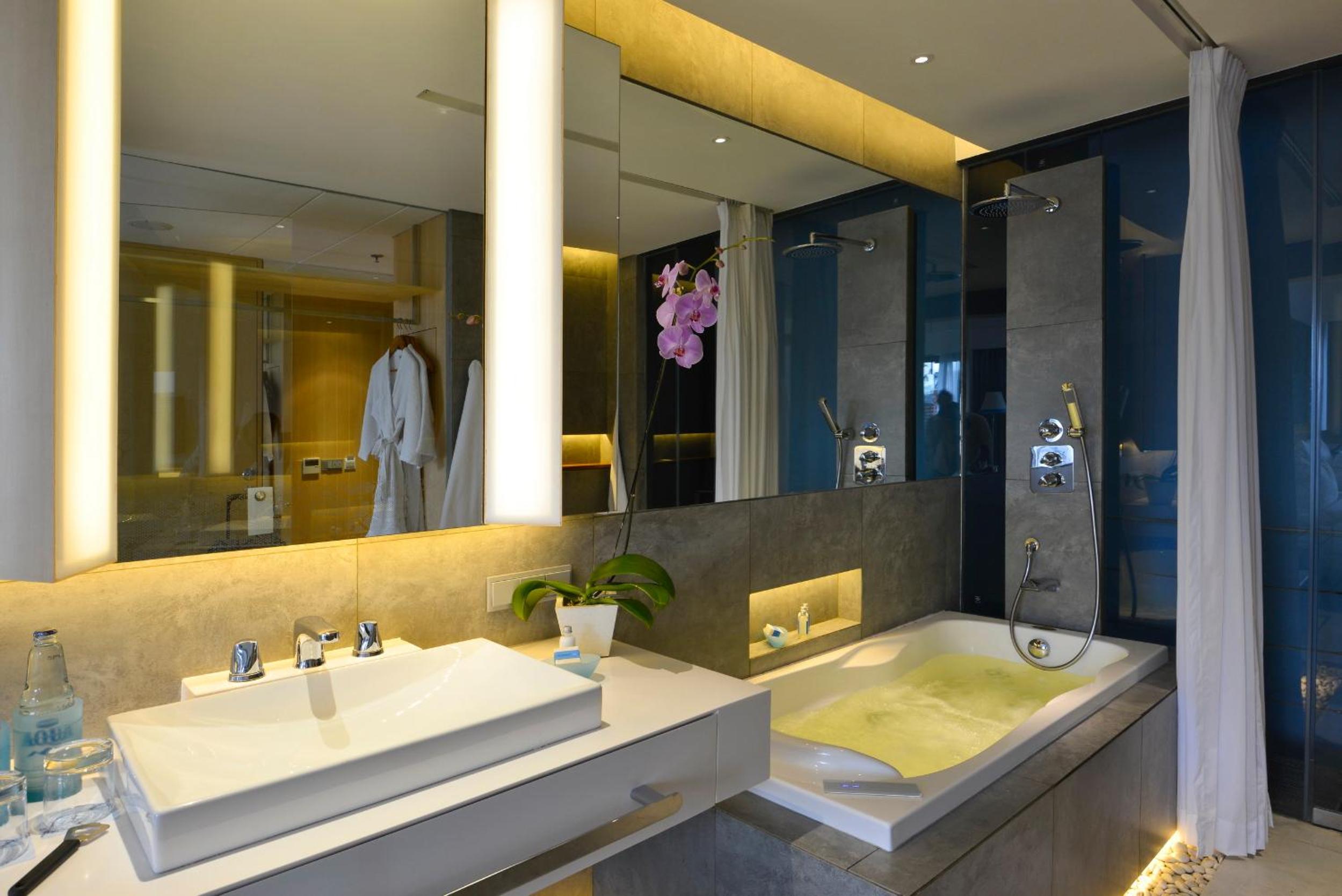 Deluxe Twin Room with Jacuzzi photo 3