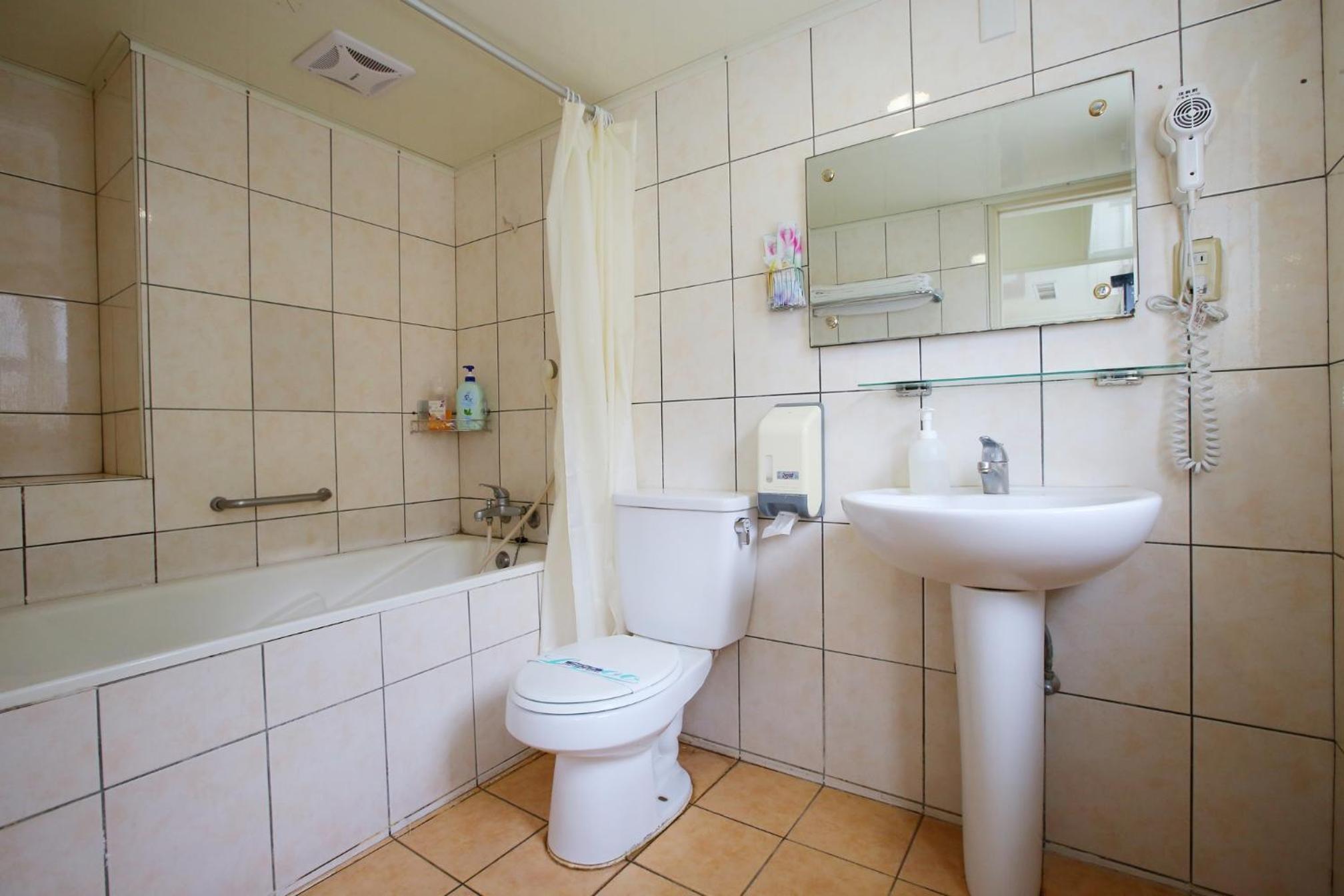 Twin Room with Bath photo 2