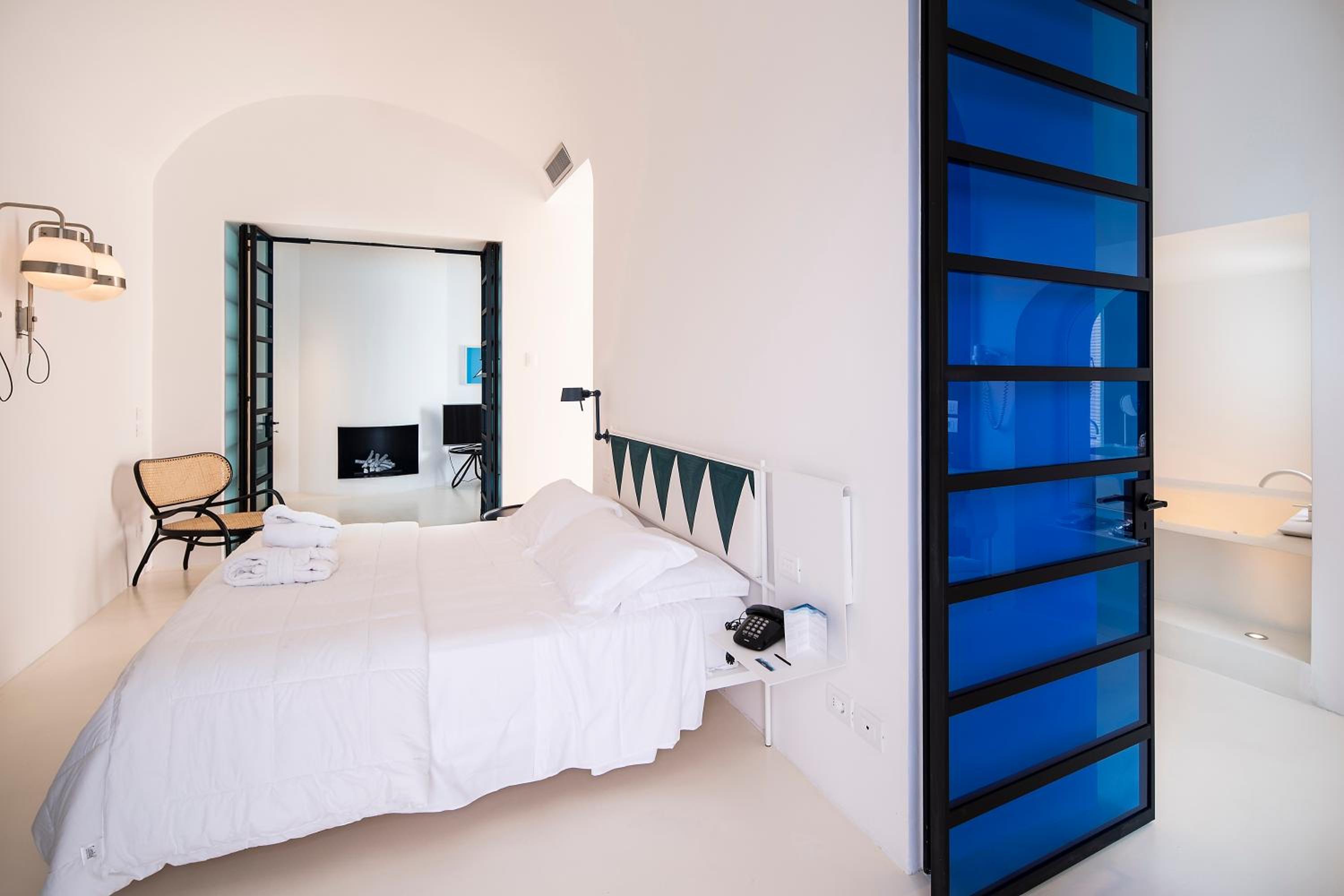 Deluxe Suite with Balcony and Terrace and Sea View - Photo 10