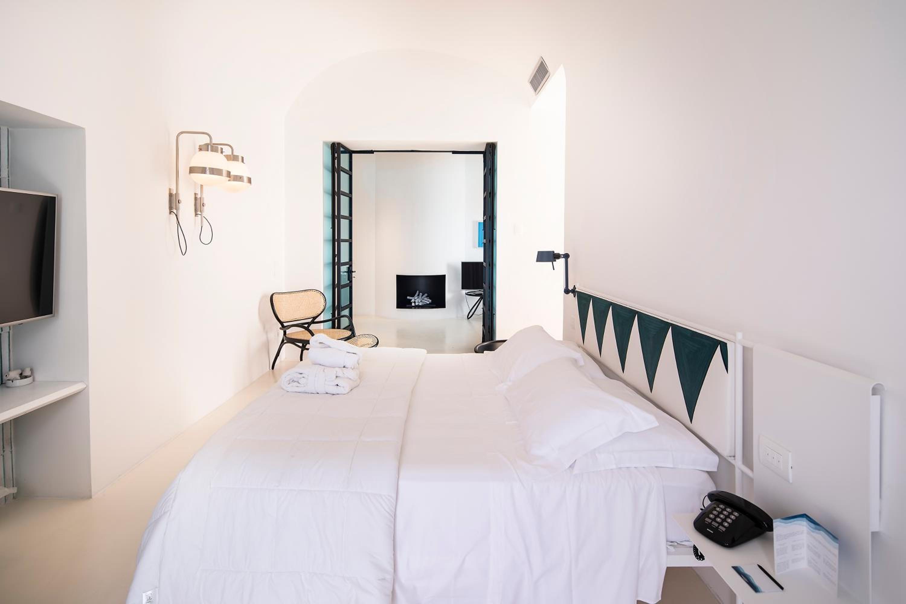 Deluxe Suite with Balcony and Terrace and Sea View - Photo 9