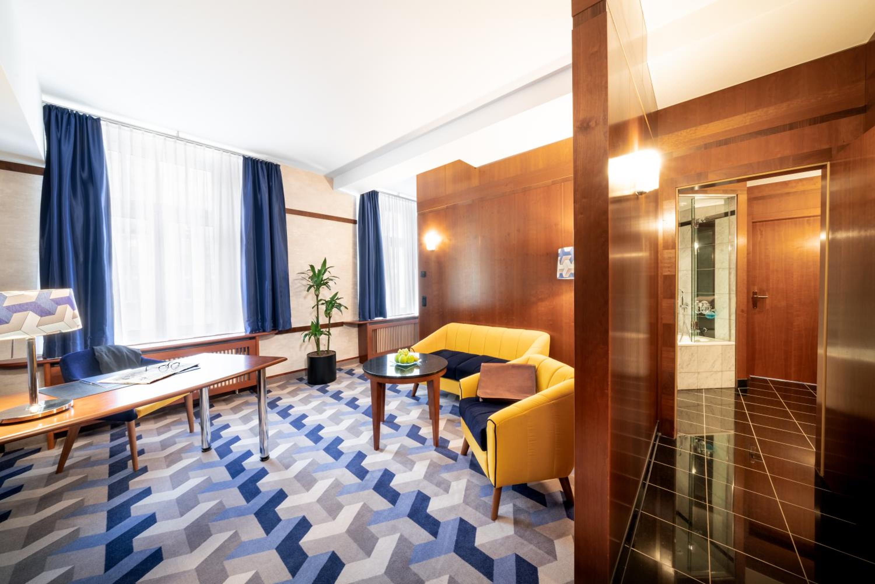 Suite - Photo 5