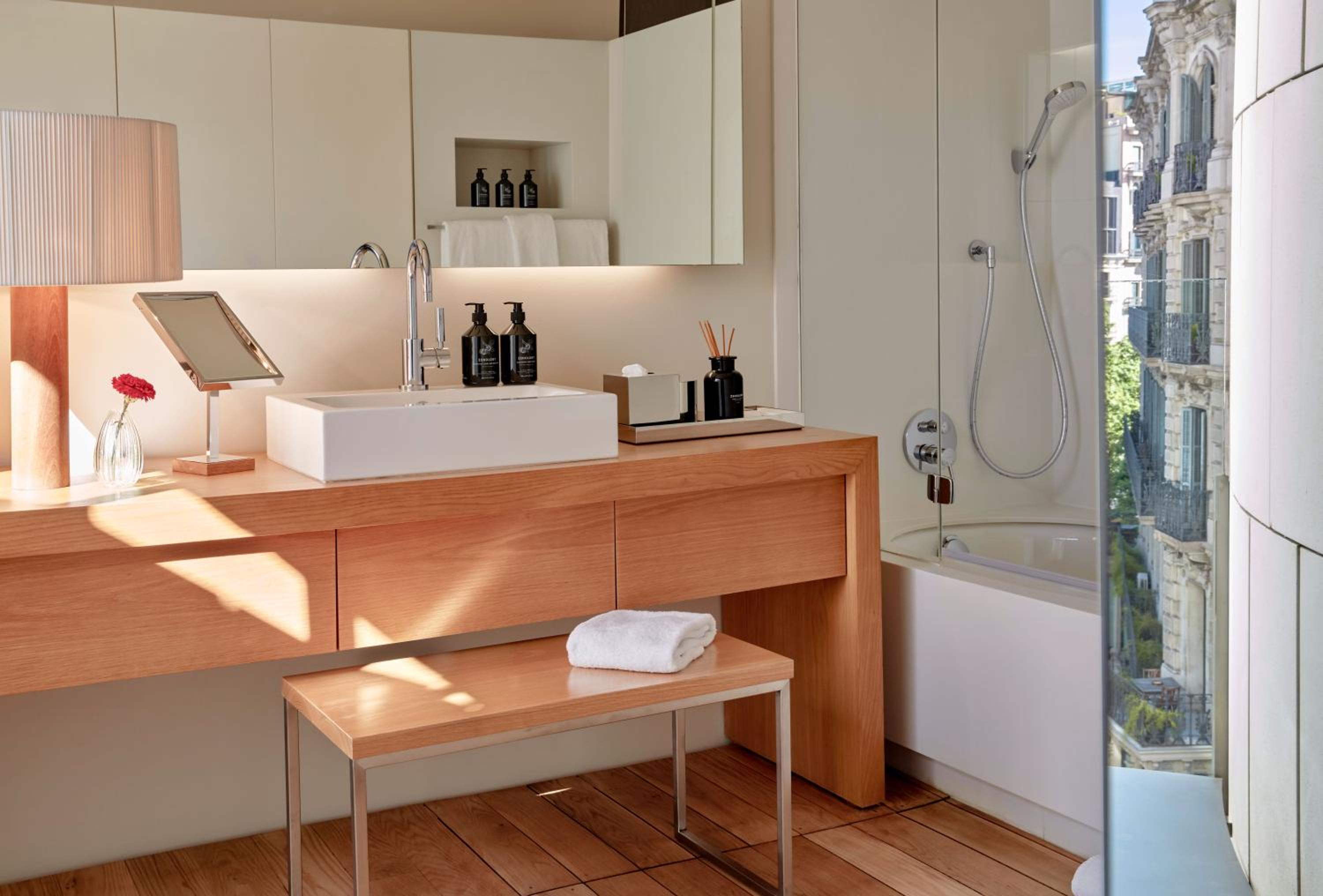 Suite with City View thumbnail 6