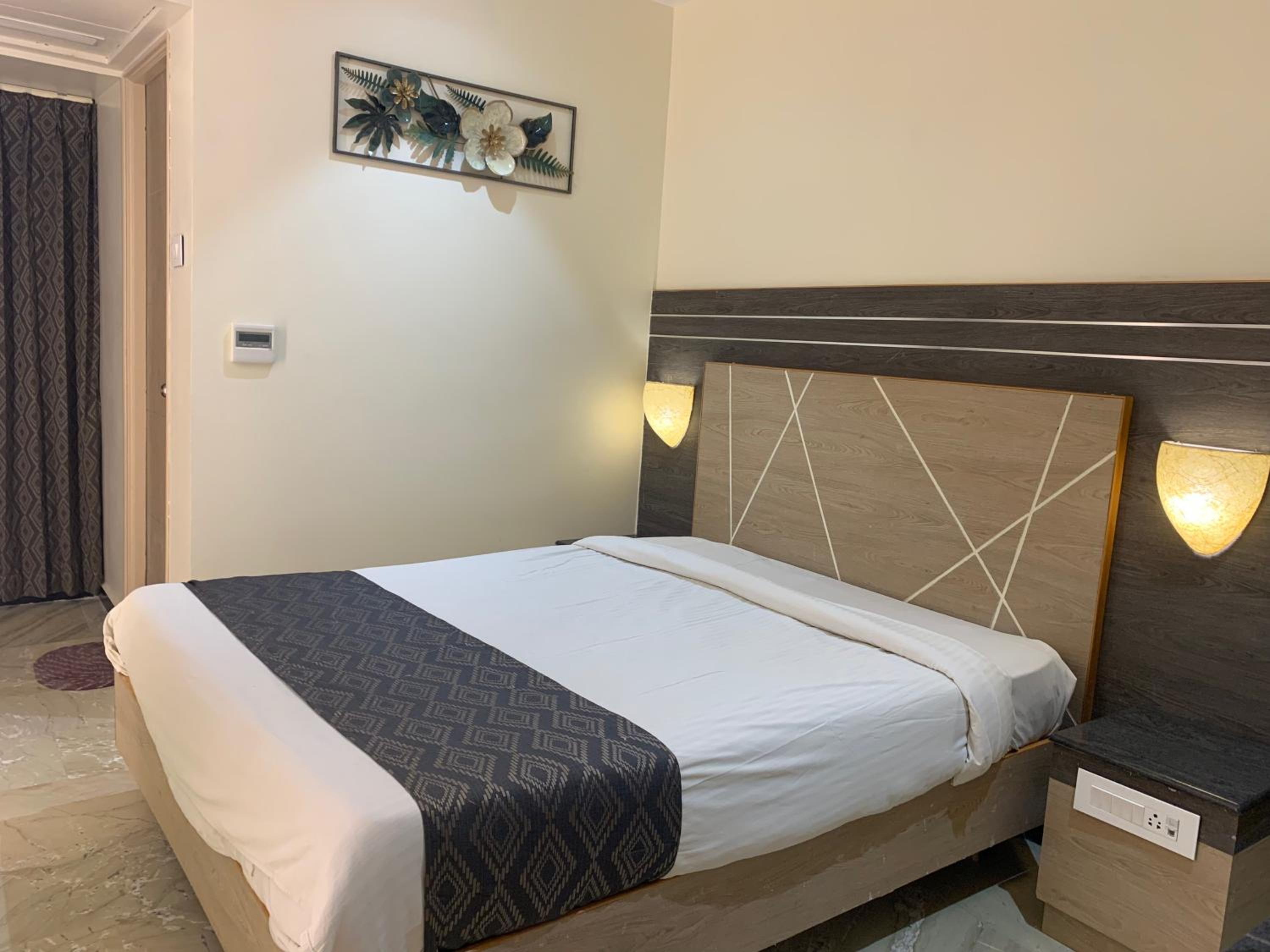 Deluxe Room - Photo 10