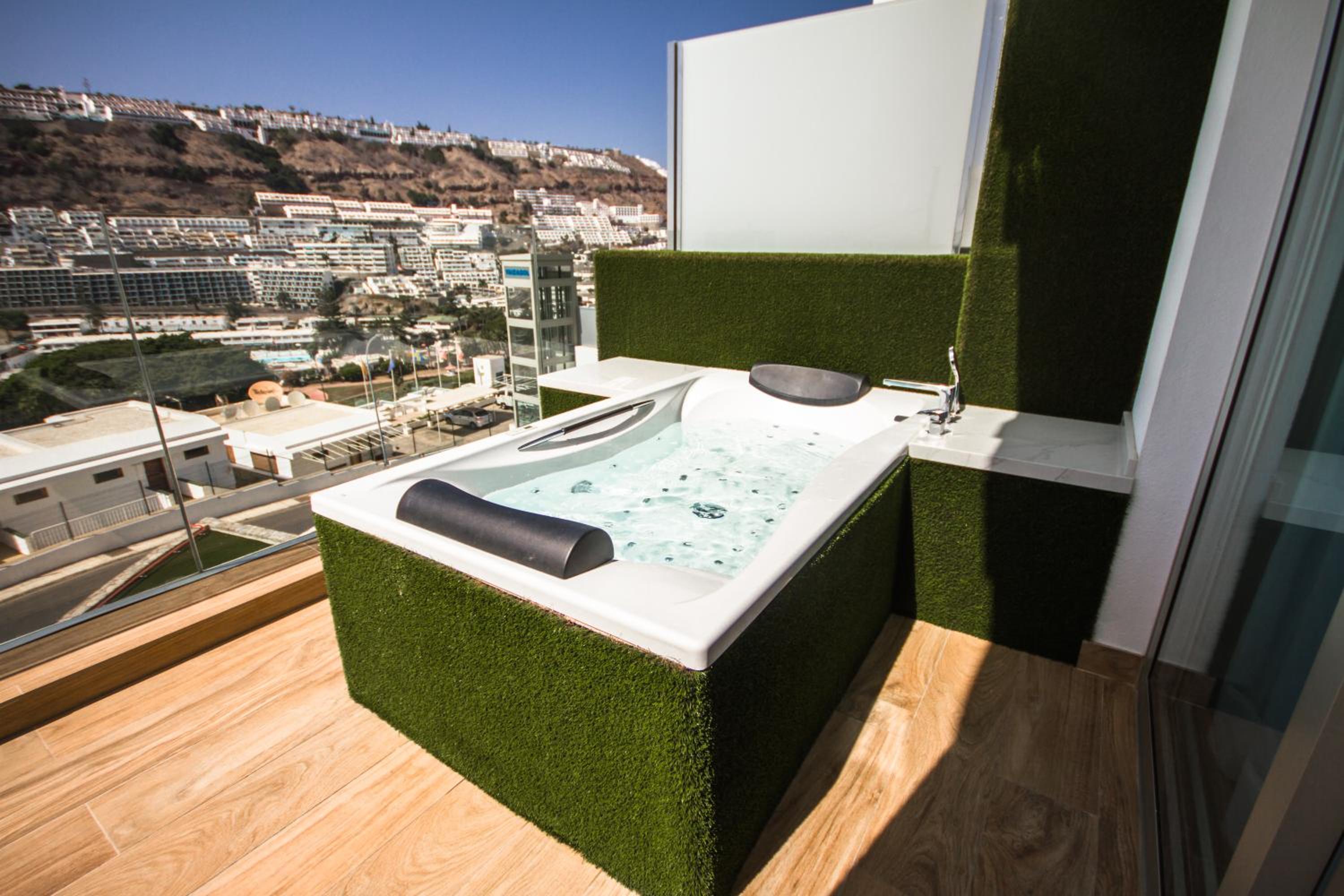 Superior Suite Balcony Sea View Jacuzzi photo 2