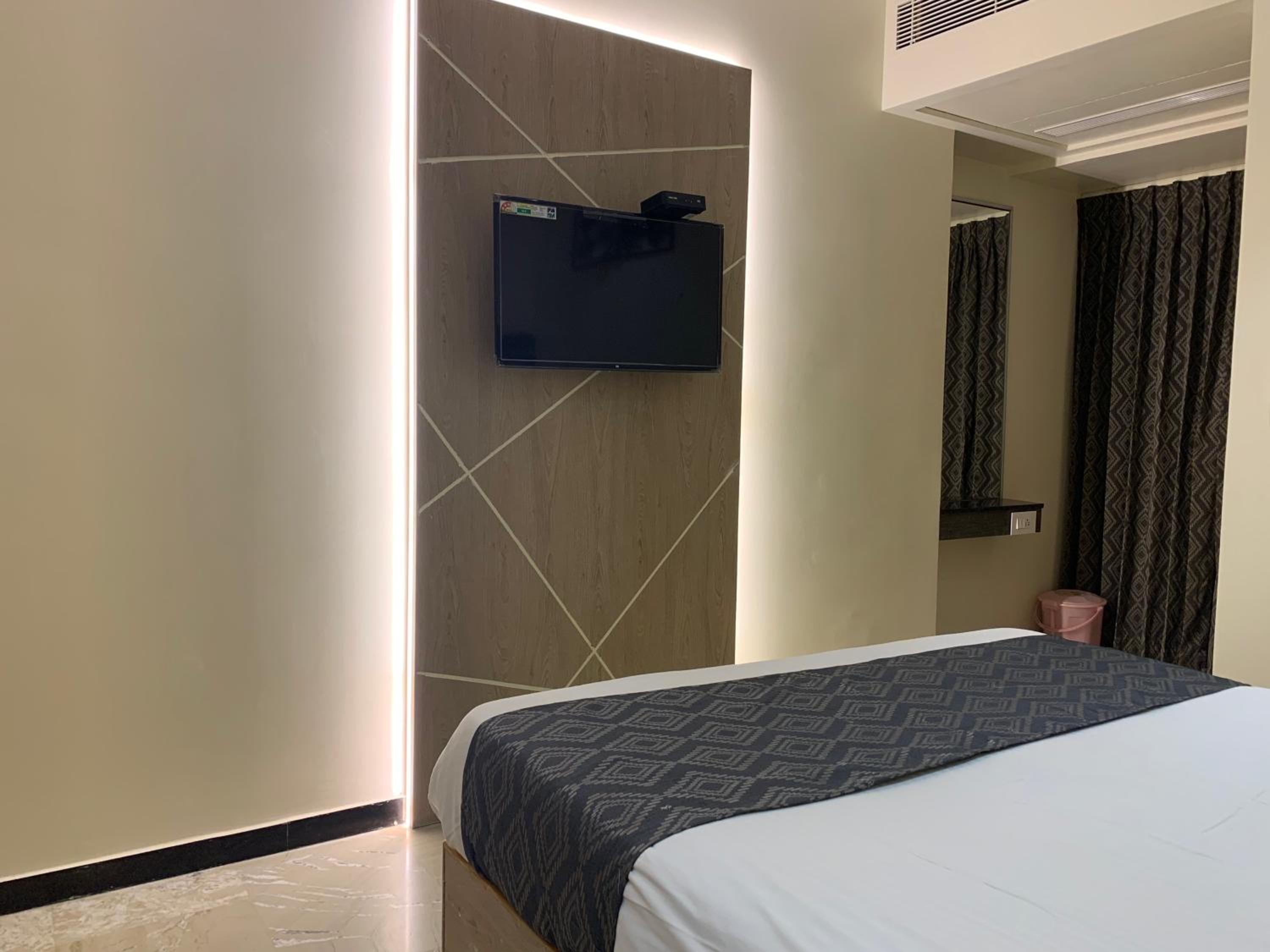 Deluxe Room - Photo 9