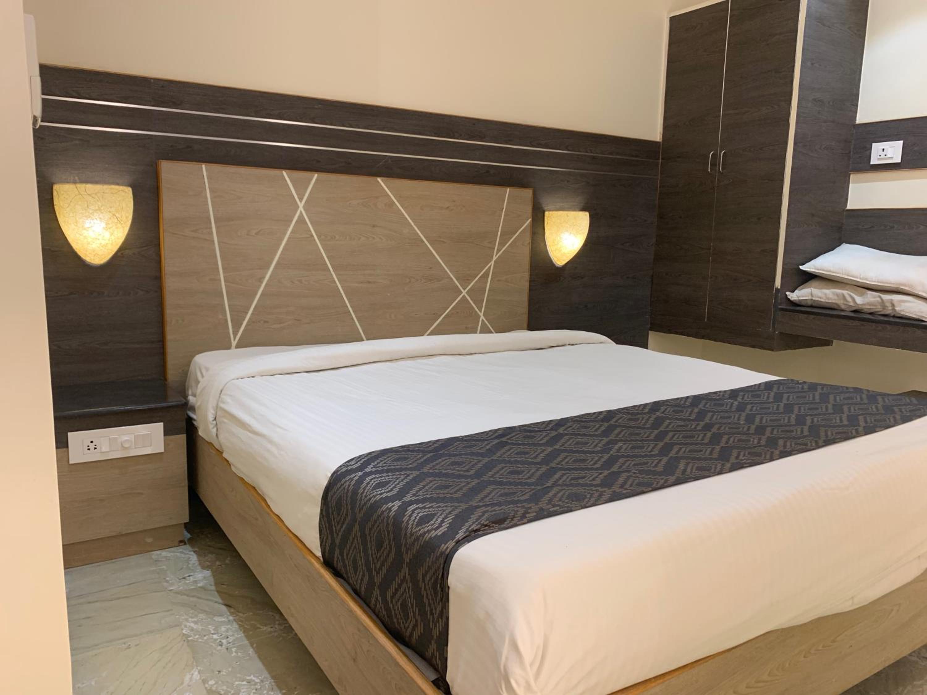 Deluxe Room - Photo 11