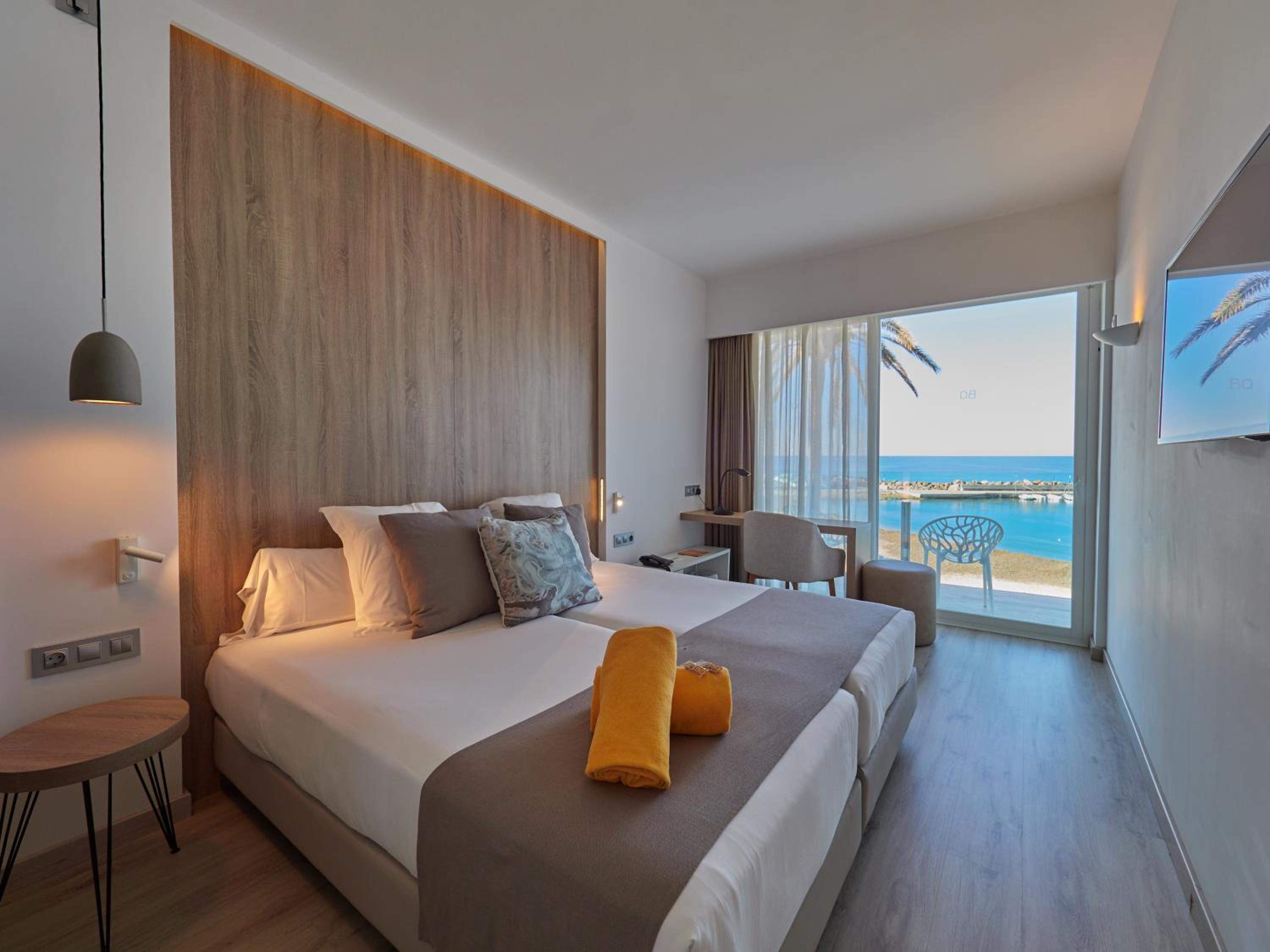 Double Room with Balcony and Sea View - Photo 7