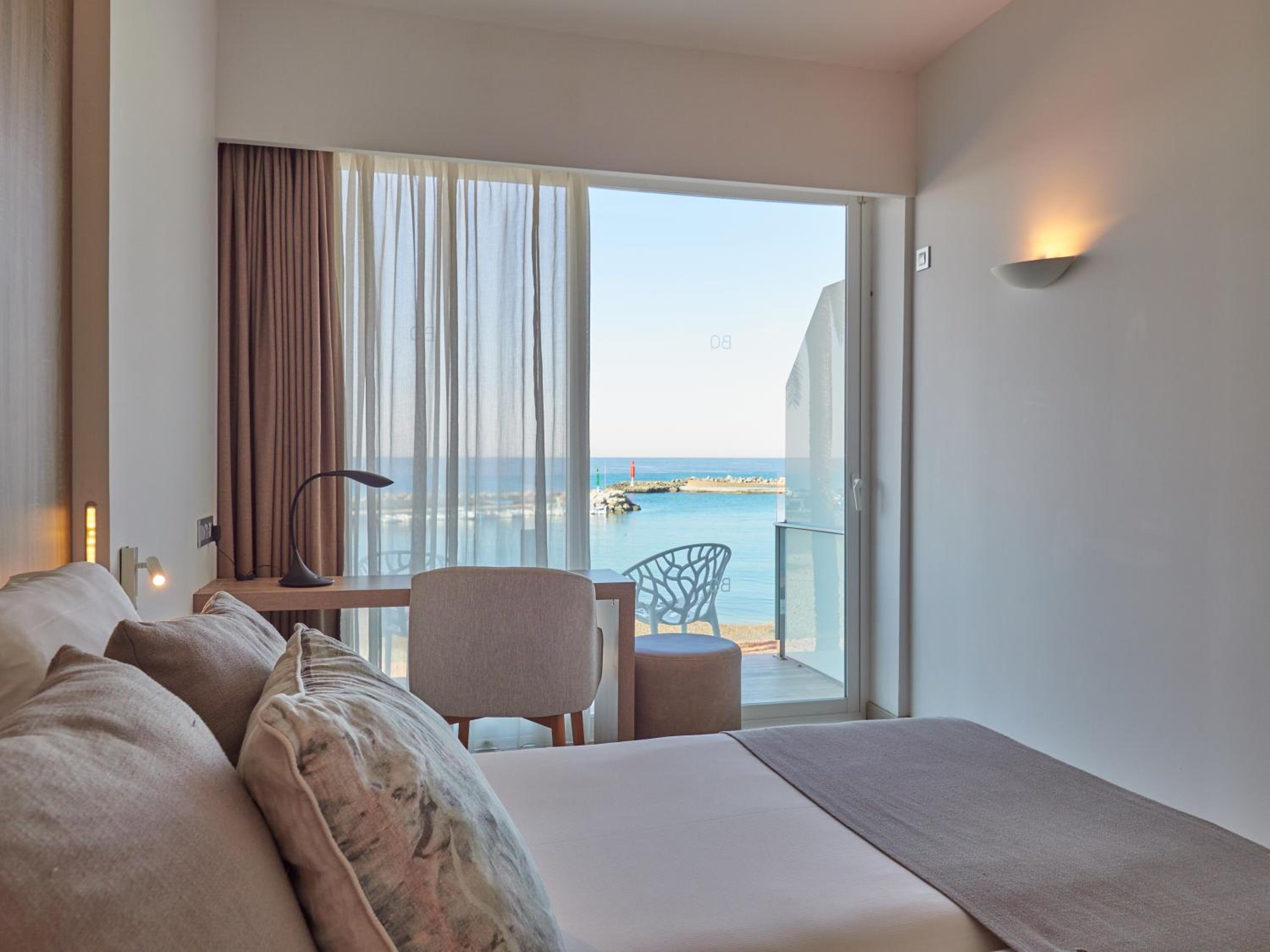 Double Room with Balcony and Sea View - Photo 6