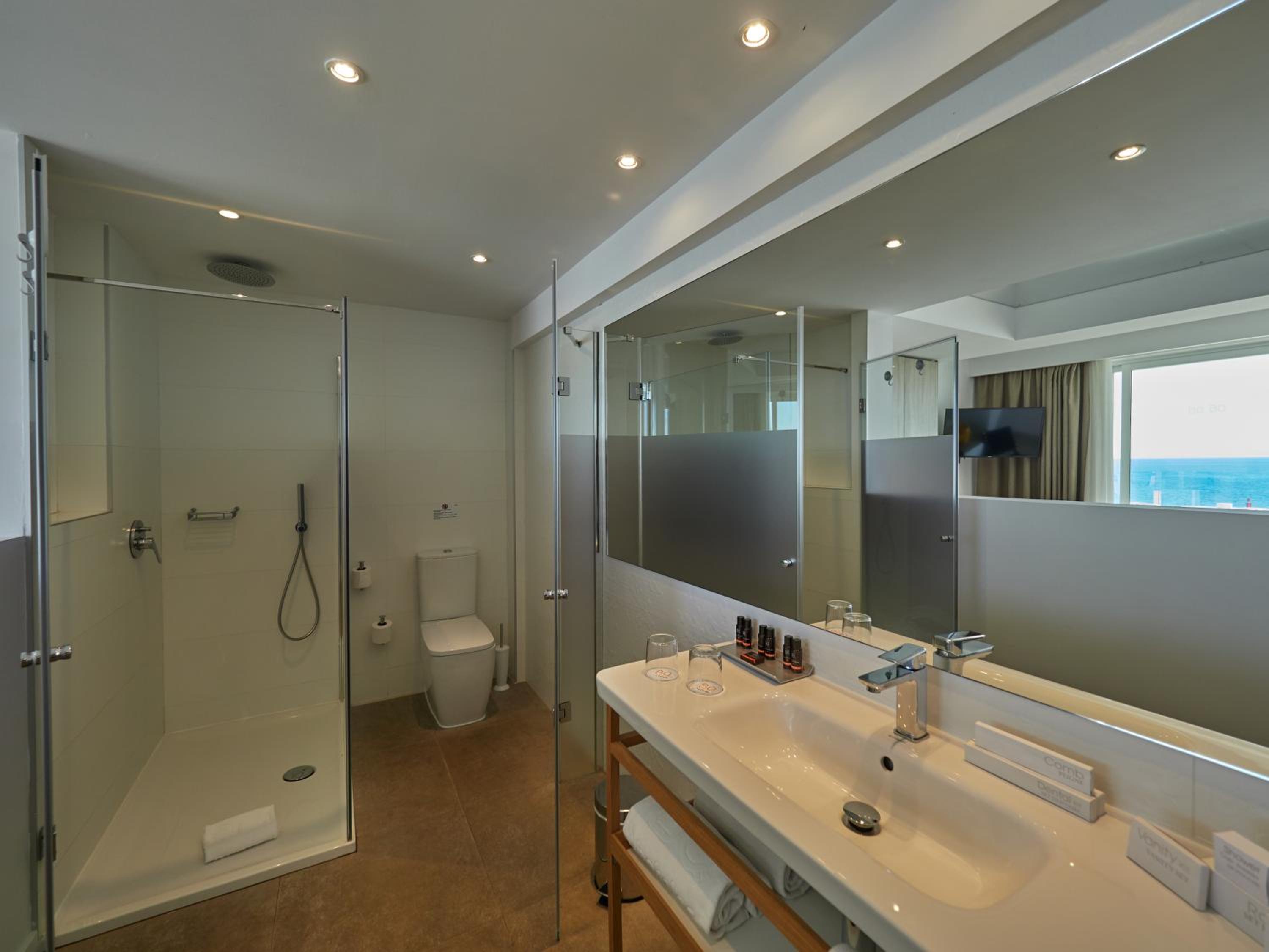 Superior Room with Sea View thumbnail 6