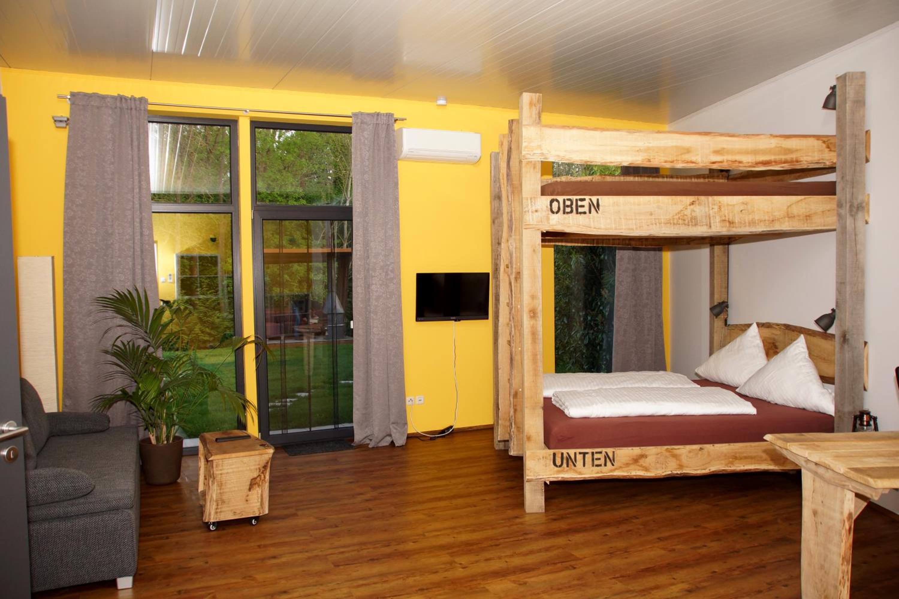 Five-Bedroom House photo 1